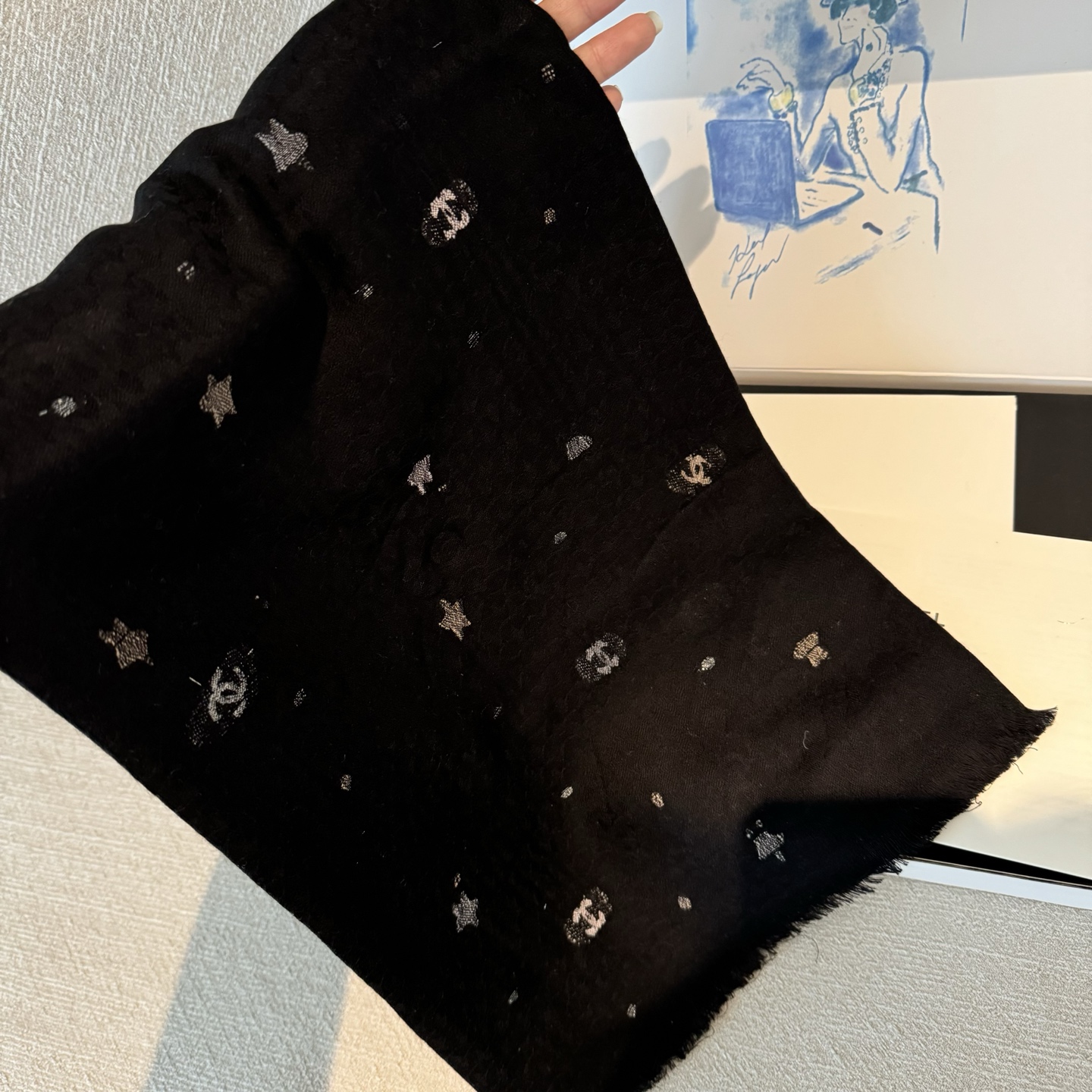 Chanel最新款😍无法抵抗的星空系列…去专柜看见就爱上.Chanel这种羊绒围巾真的是又好看又实用 最