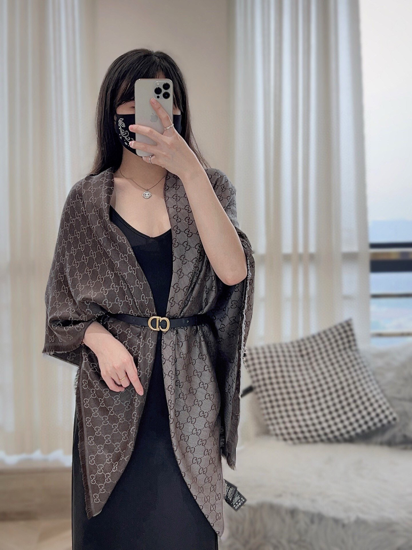 GUCCl 贝儿款～ 最值得入手的经典款#字母提花双色披肩 黑灰Size ：140x140cm 成份 ：