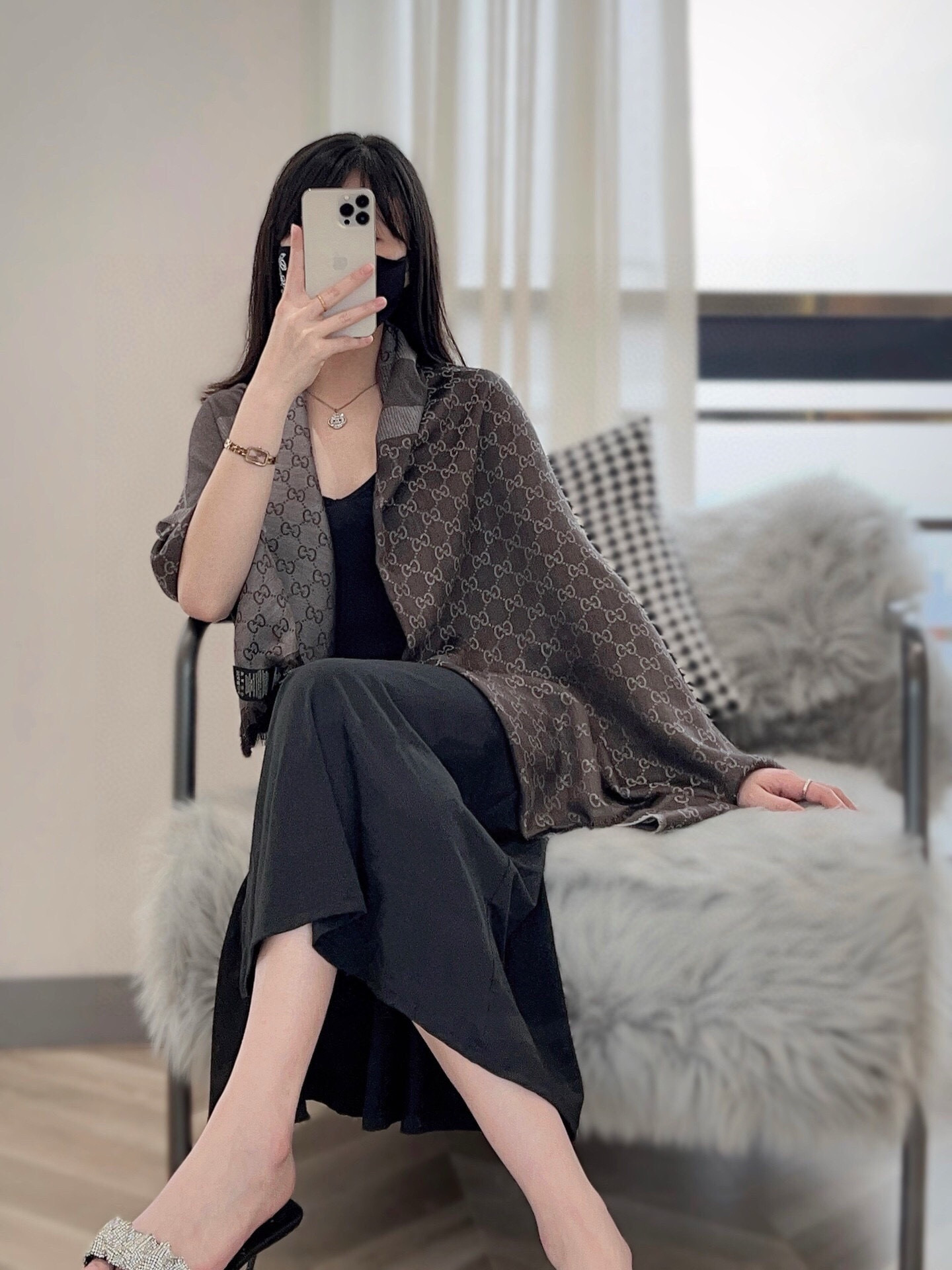 GUCCl 贝儿款～ 最值得入手的经典款#字母提花双色披肩 黑灰Size ：140x140cm 成份 ：