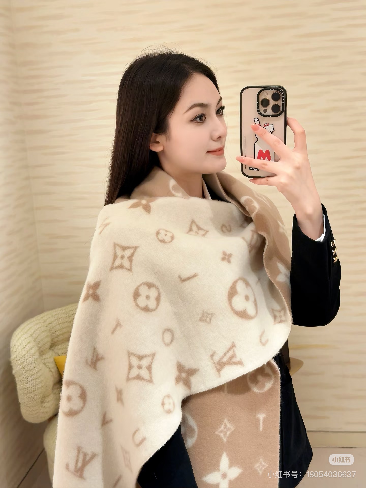 Reykjavik 2.0 围巾为柔软山羊绒标注 Monogram 花卉和 LV 字母，其间点缀品牌名称