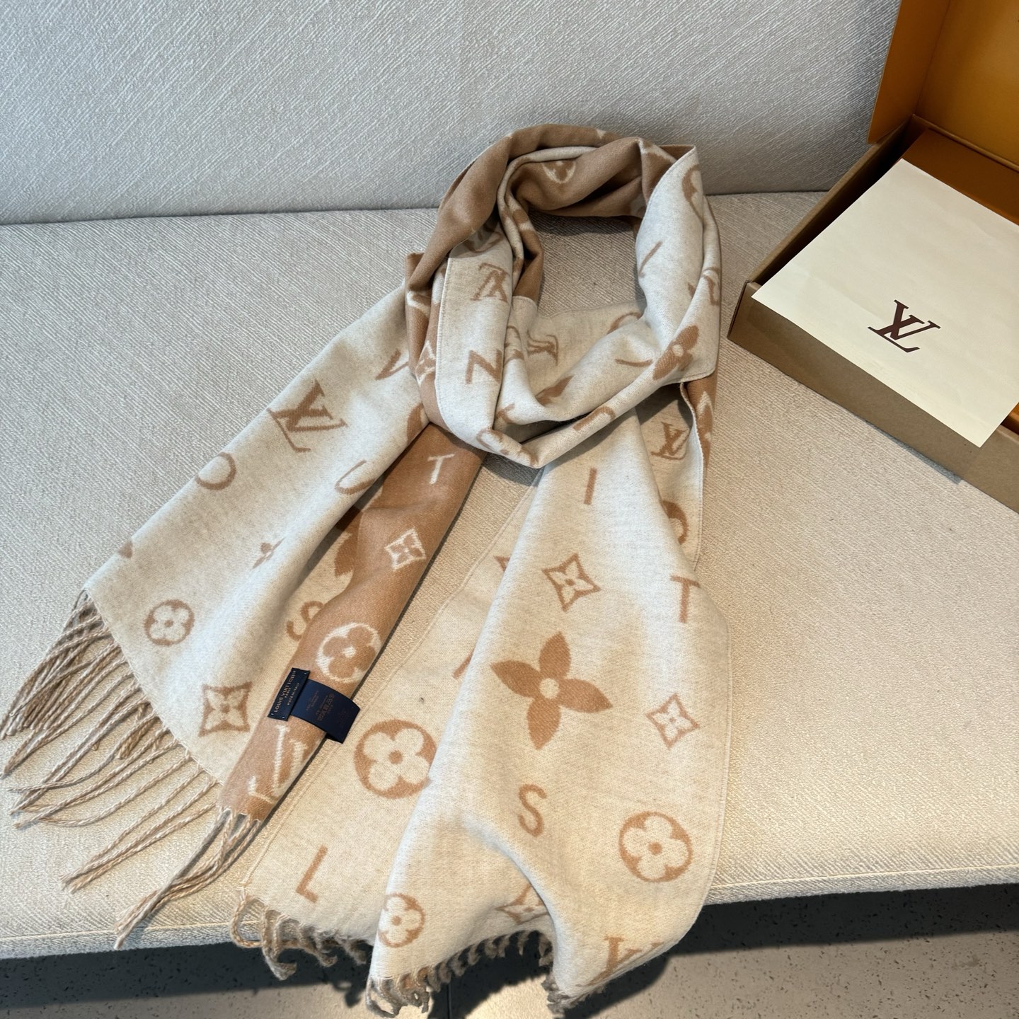 Reykjavik 2.0 围巾为柔软山羊绒标注 Monogram 花卉和 LV 字母，其间点缀品牌名称