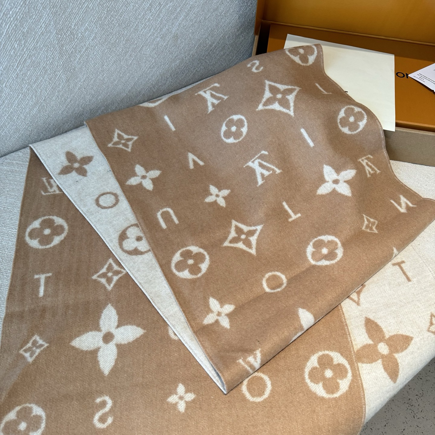 Reykjavik 2.0 围巾为柔软山羊绒标注 Monogram 花卉和 LV 字母，其间点缀品牌名称