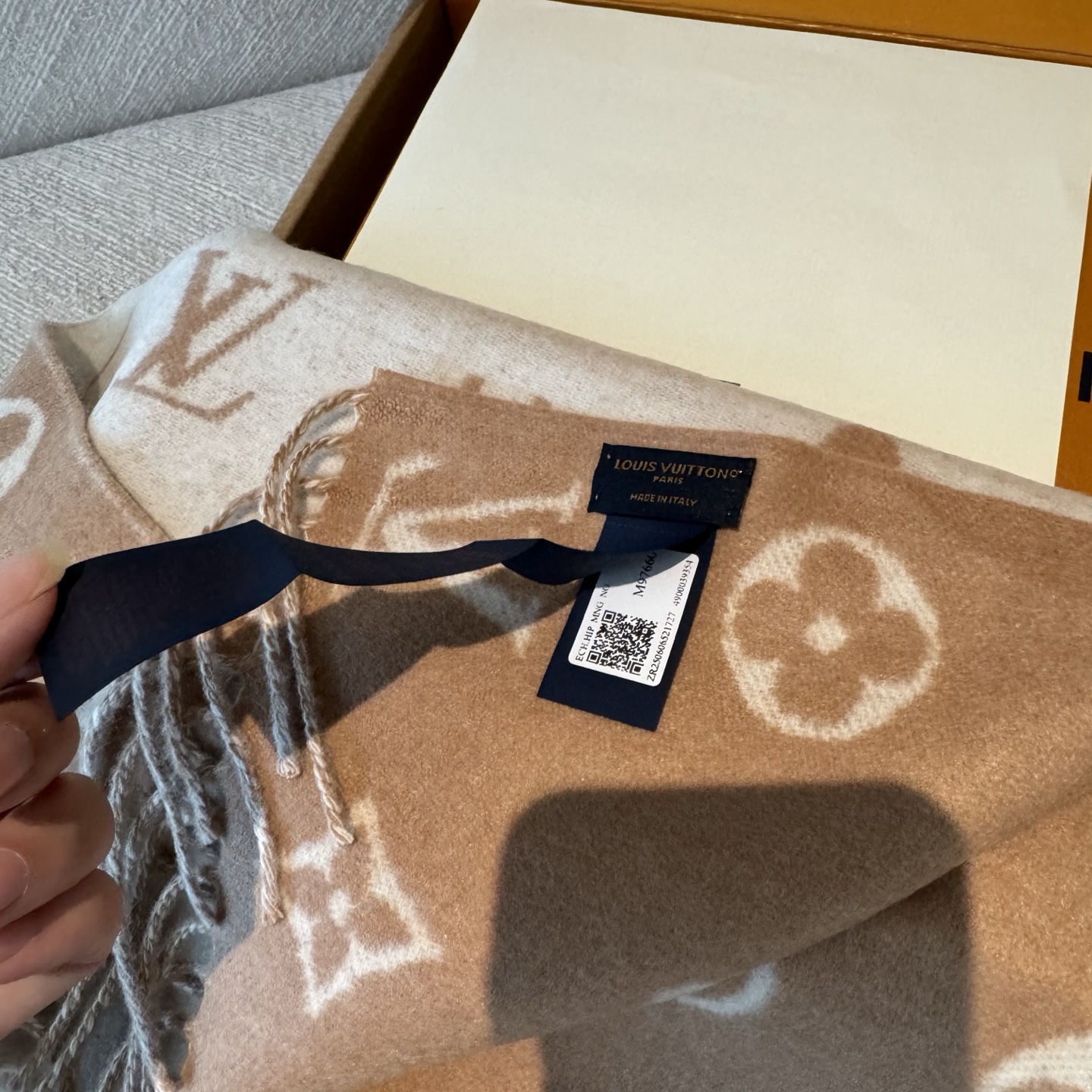 Reykjavik 2.0 围巾为柔软山羊绒标注 Monogram 花卉和 LV 字母，其间点缀品牌名称