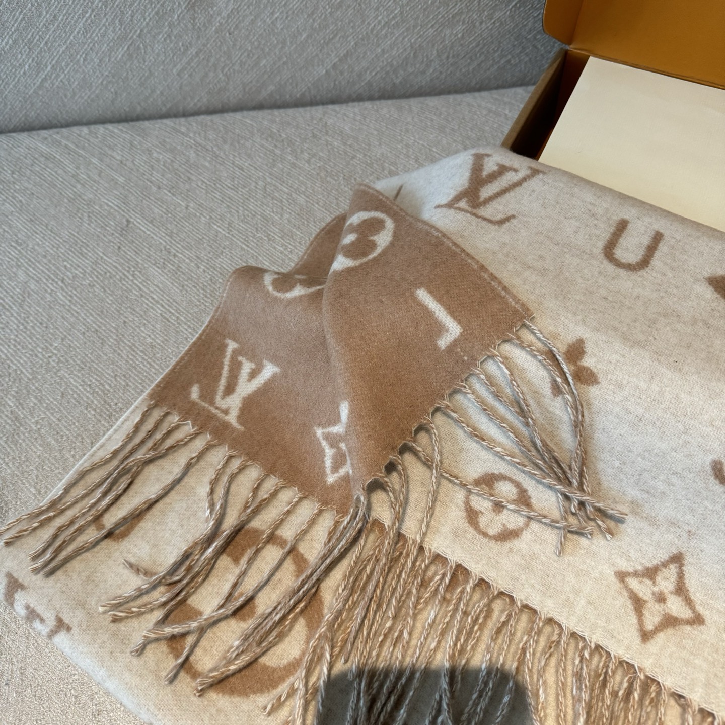 Reykjavik 2.0 围巾为柔软山羊绒标注 Monogram 花卉和 LV 字母，其间点缀品牌名称