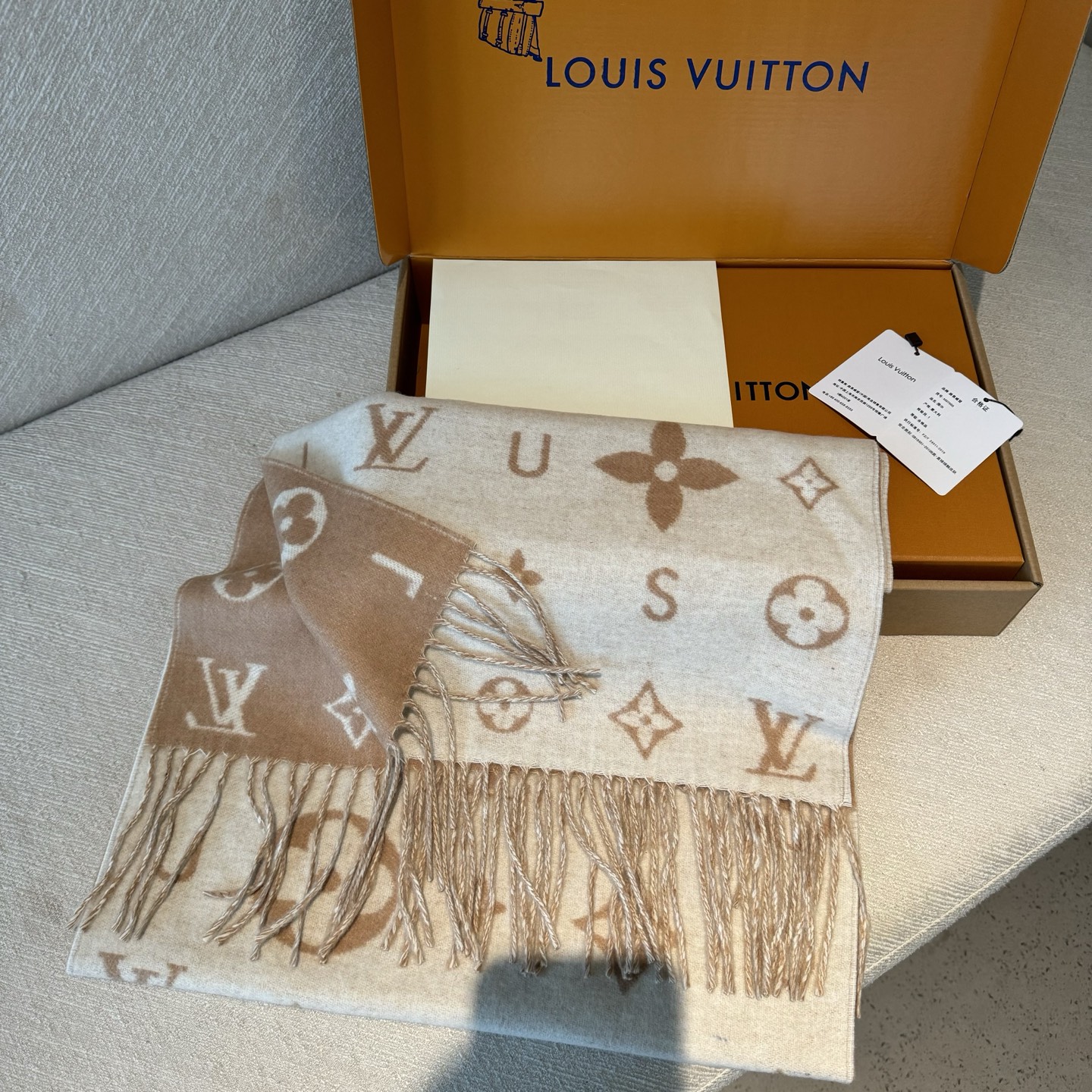 Reykjavik 2.0 围巾为柔软山羊绒标注 Monogram 花卉和 LV 字母，其间点缀品牌名称