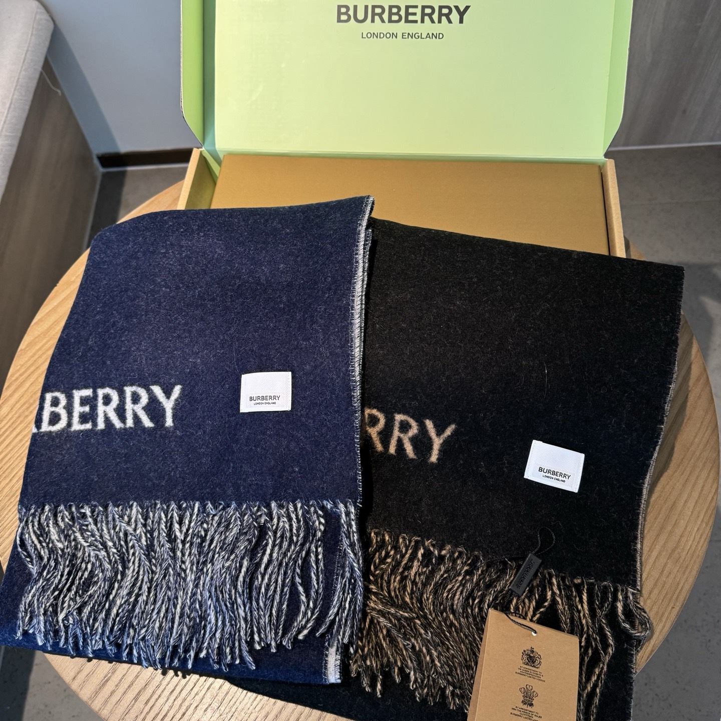 🆕Burberry · 巴宝莉新款双面羊绒围巾‼️今年的B家真的是高端Level，重磅极品‼️妥妥的家属