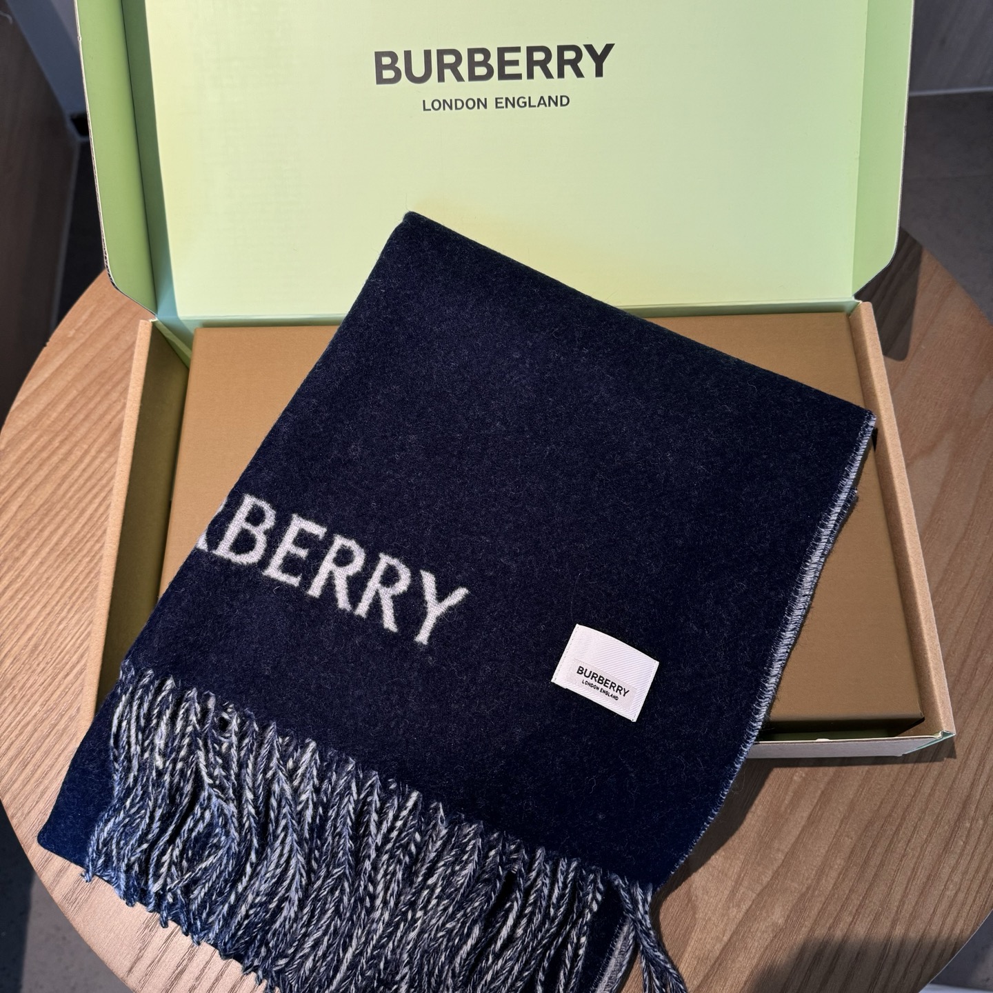 🆕Burberry · 巴宝莉新款双面羊绒围巾‼️今年的B家真的是高端Level，重磅极品‼️妥妥的家属