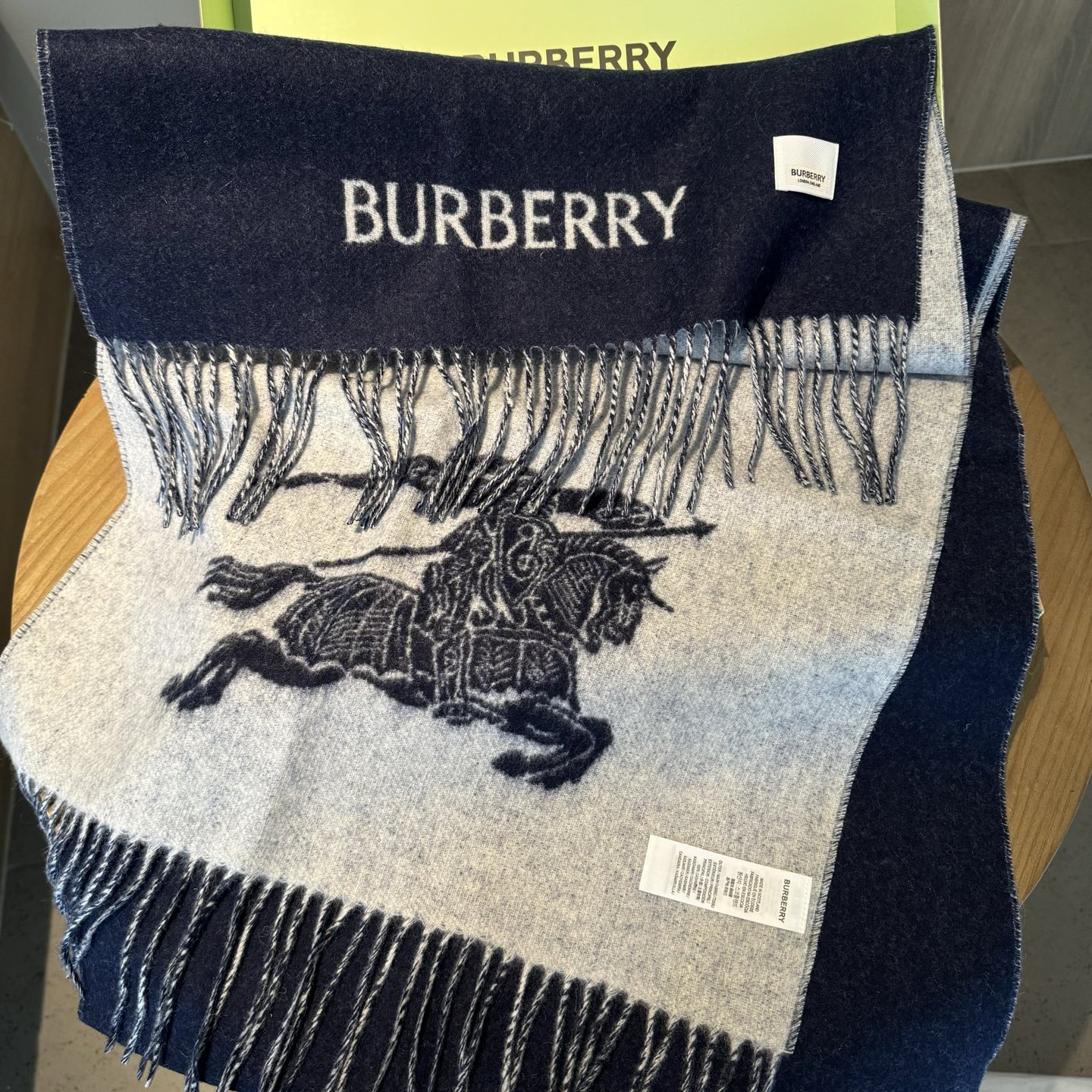 🆕Burberry · 巴宝莉新款双面羊绒围巾‼️今年的B家真的是高端Level，重磅极品‼️妥妥的家属