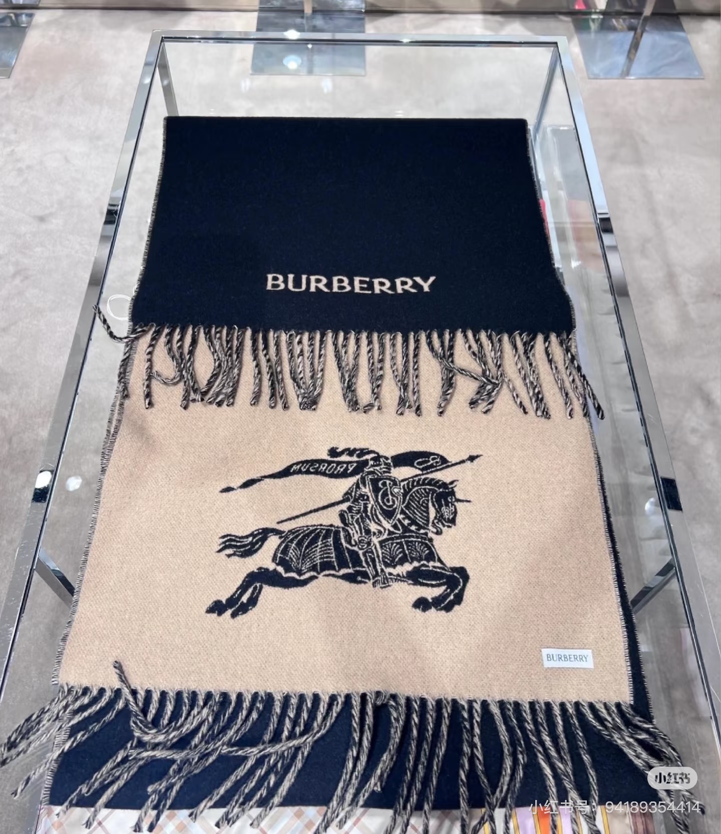 NO:620018,Burberry ·  Burberry's new double-sided cashmere scarf. This year's B family is really a high-end level. It is a heavy-duty product with proper family benefits. Our quality is really amazing. It is still the same awesome channel as before. The only shortcoming is that the quantity is small. You can feel the texture by looking at the pictures. The texture is very tasteful. A very authentic scarf for couples ~ I love the fabric and it has a very manly style.  , the upper body effect is unparalleled, beautiful and simple, and the color scheme is super nice. Any boy or girl will like it. It is textured and unobtrusive. During the photo-taking process, I have been fascinated by the texture of the fabric and the effect of contrasting colors many times. The fabric is provided by Gui Lao. I can take pictures of this level of delicacy with my mobile phone and amaze the whole audience. It feels very soft and comfortable, with a medium thickness, and is very close to the neck~  Size specification 32*180cm, sheep wool high version scarf, high version scarf, burberry, burberry19860909Burberry · 巴宝莉新款双面羊绒围巾今年的B家真的是高端Level,重磅极品妥妥的家属福利我们的品质真的绝了,还是之前那个牛逼的渠道,唯一缺点就是数量少的可怜看图片就能感受到质感,纹路非常有品味.非常正的情侣款围巾~面料大爱,很Man的风格,上身效果无敌好看大气简约,超级好看的配色,任何男女生都会喜欢的款吧,有质感不张扬拍照过程中已经多次被面料质感和撞色的效果迷倒.面料是鬼佬提供的,这种细腻程度我用手机拍出来都能惊艳全场手感非常柔软舒服中等厚度,非常亲脖子的一款~ 尺寸规格32*180cm,绵羊毛高版本围巾,高版本围巾,burberry,burberry,scarf