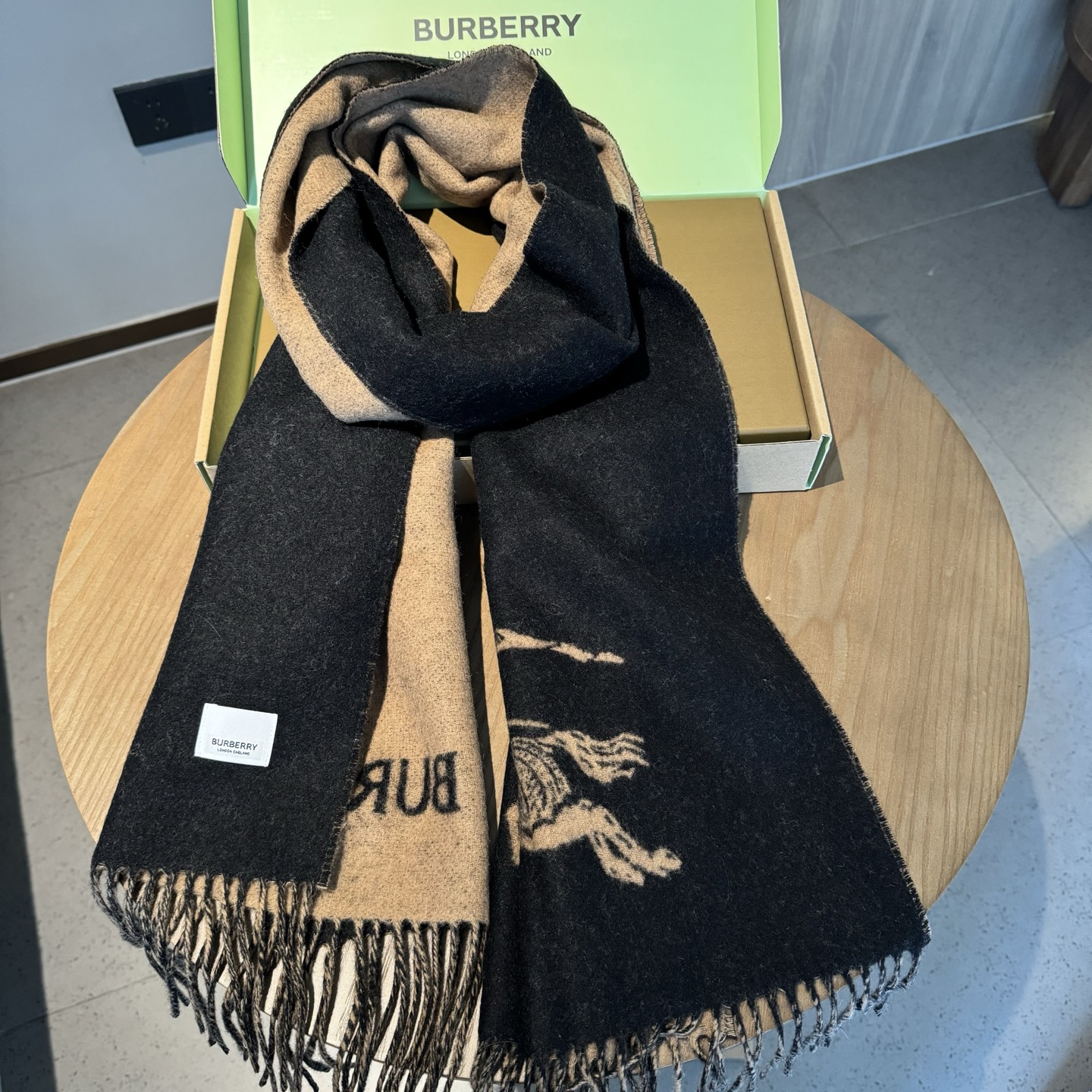 🆕Burberry · 巴宝莉新款双面羊绒围巾‼️今年的B家真的是高端Level，重磅极品‼️妥妥的家属