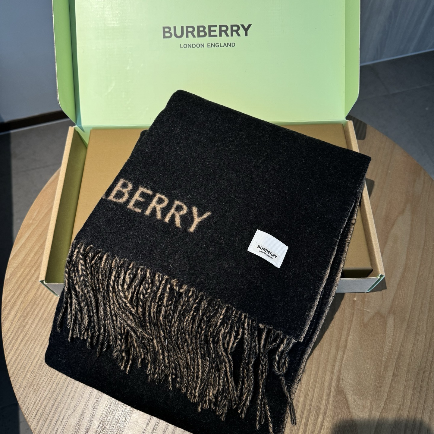 🆕Burberry · 巴宝莉新款双面羊绒围巾‼️今年的B家真的是高端Level，重磅极品‼️妥妥的家属