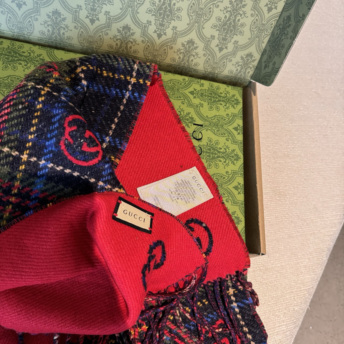 【D-GUC-9005】G双面羊绒长巾GG标识作为Gucci颇具代表性的传统精髓，始终与系列密不可分，以