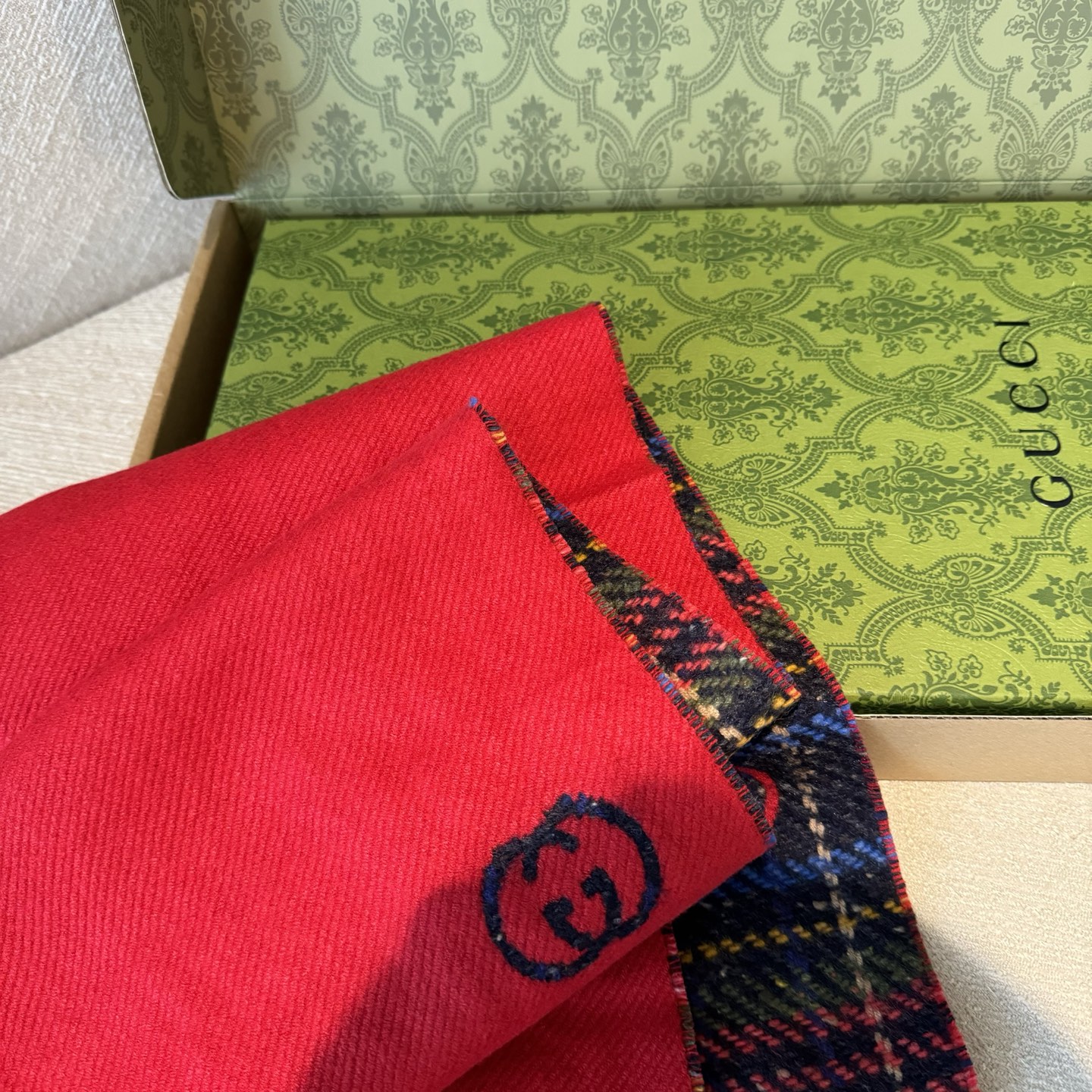 【D-GUC-9005】G双面羊绒长巾GG标识作为Gucci颇具代表性的传统精髓，始终与系列密不可分，以