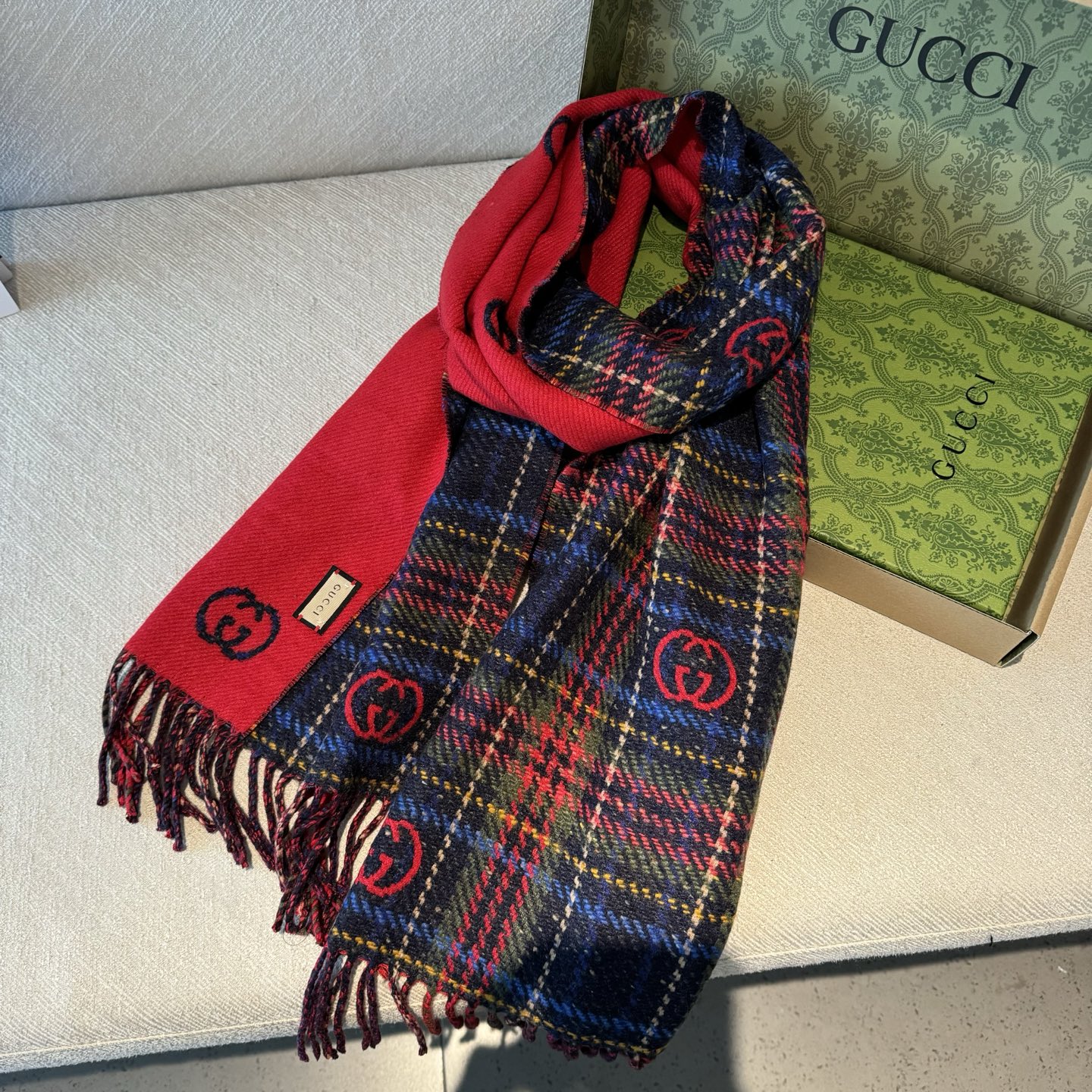 【D-GUC-9005】G双面羊绒长巾GG标识作为Gucci颇具代表性的传统精髓，始终与系列密不可分，以
