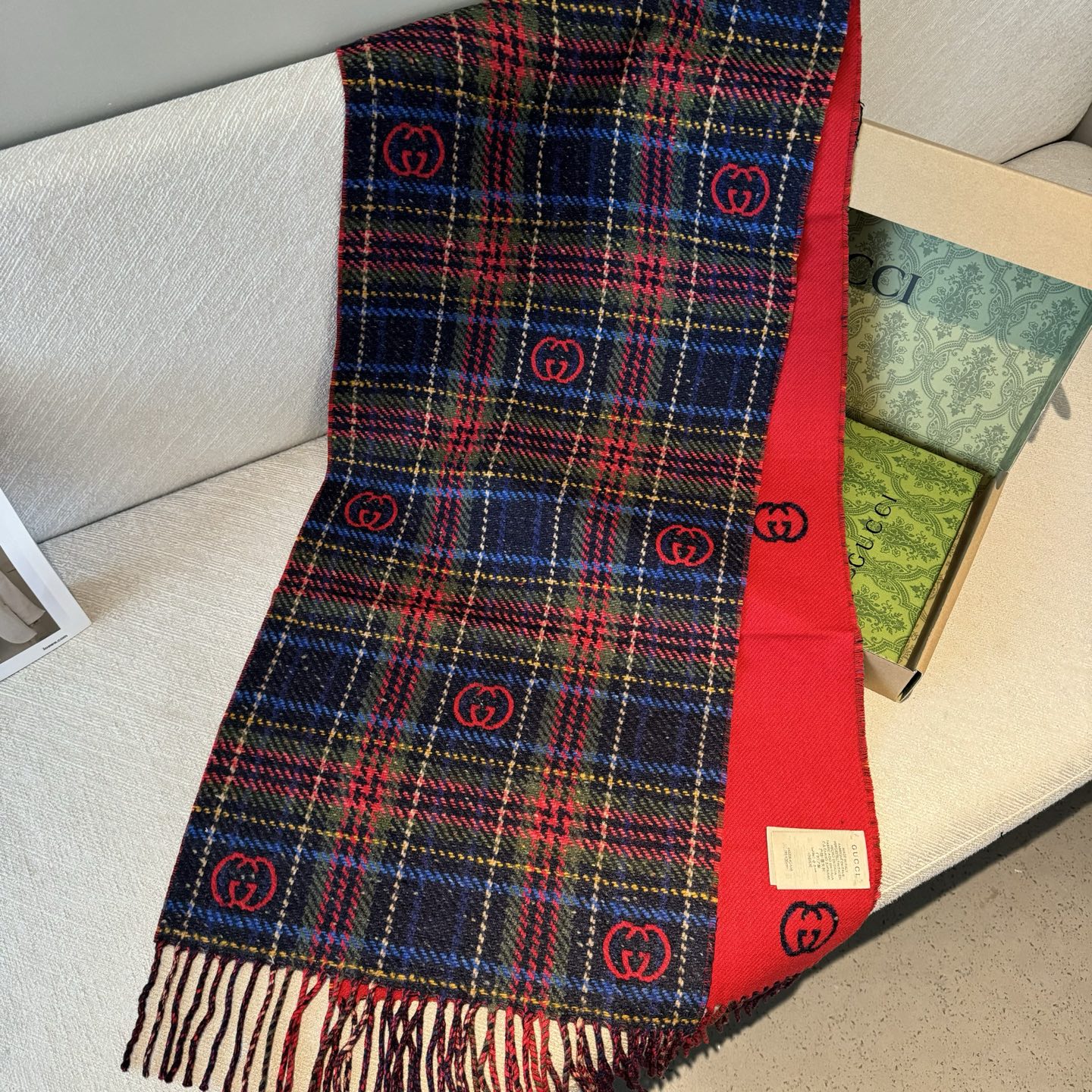 【D-GUC-9005】G双面羊绒长巾GG标识作为Gucci颇具代表性的传统精髓，始终与系列密不可分，以