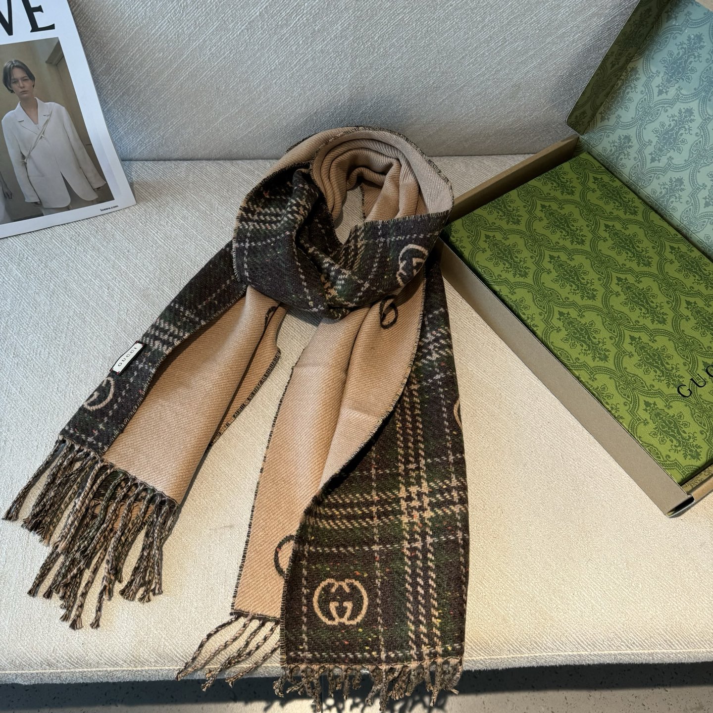 【D-GUC-9005】G双面羊绒长巾GG标识作为Gucci颇具代表性的传统精髓，始终与系列密不可分，以