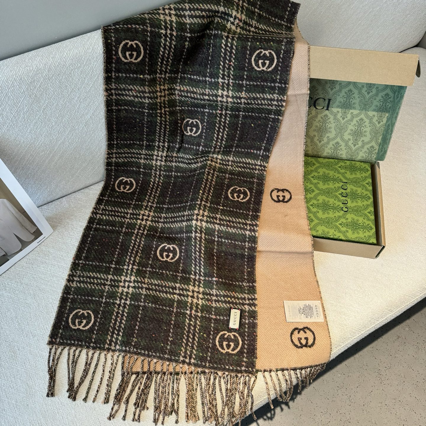 【D-GUC-9005】G双面羊绒长巾GG标识作为Gucci颇具代表性的传统精髓，始终与系列密不可分，以