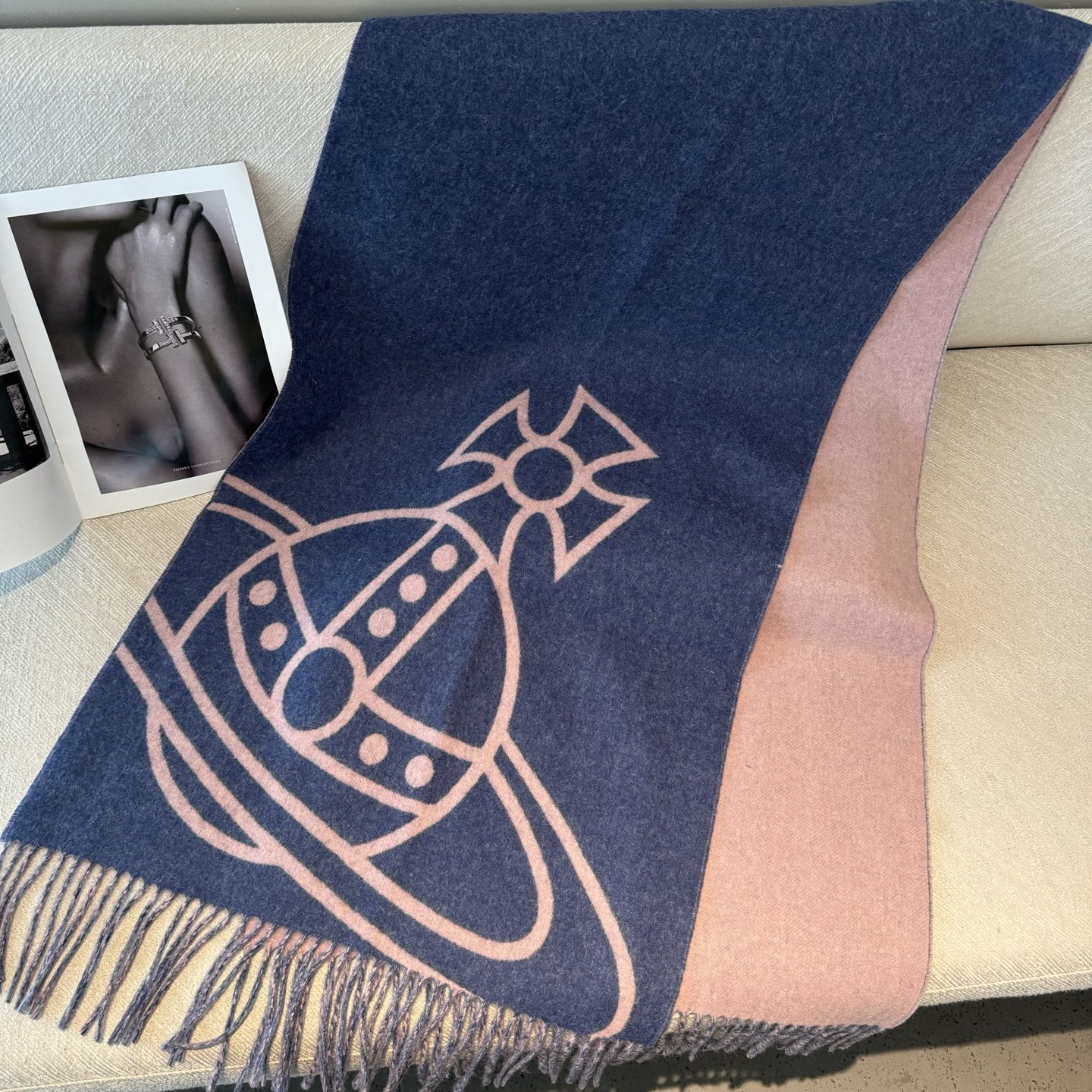 💟高品质到货！ 西太后超美新款双面围巾！超级推荐入手！质感好货！据说超难买哦！！做工非常精致，很有分量，