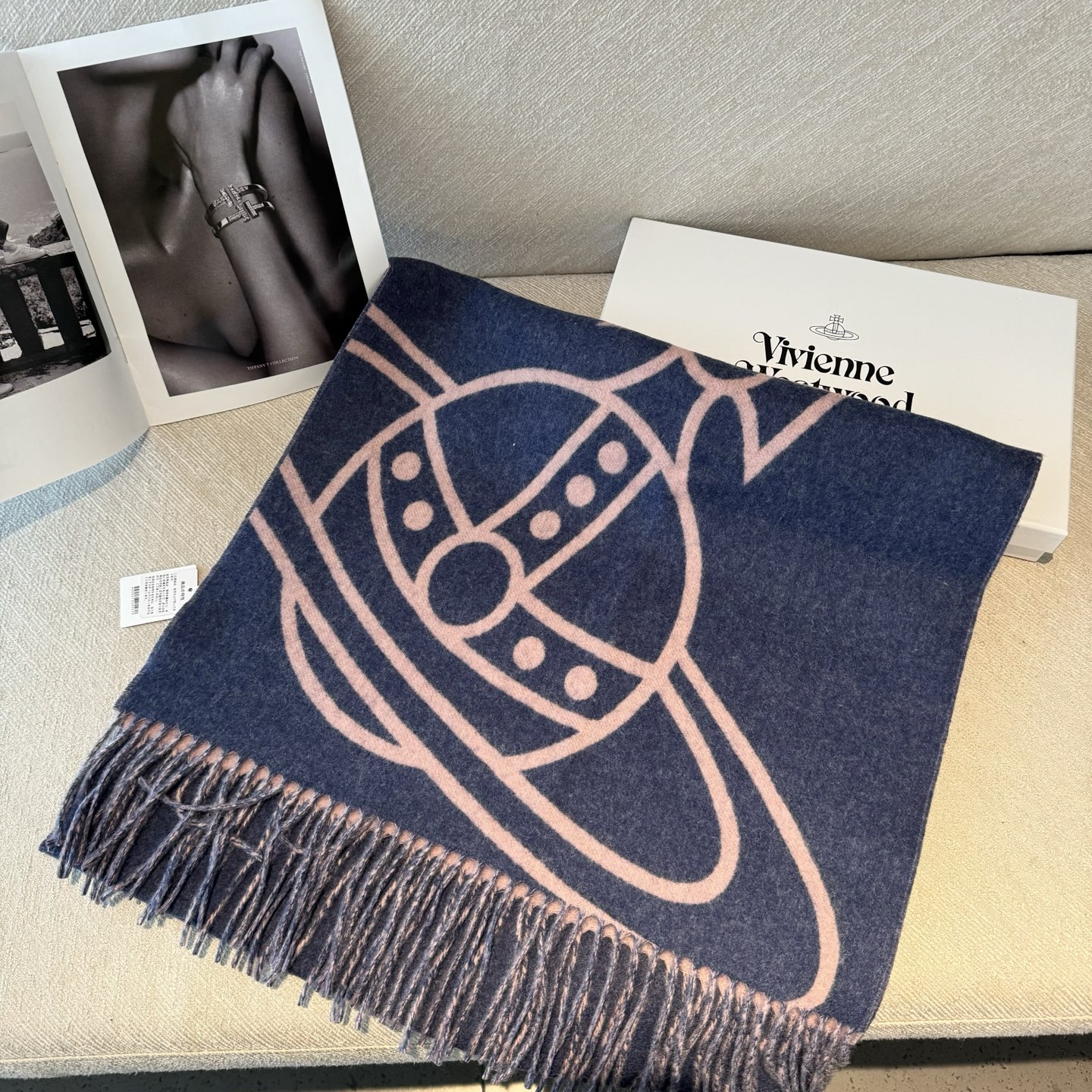 💟高品质到货！ 西太后超美新款双面围巾！超级推荐入手！质感好货！据说超难买哦！！做工非常精致，很有分量，