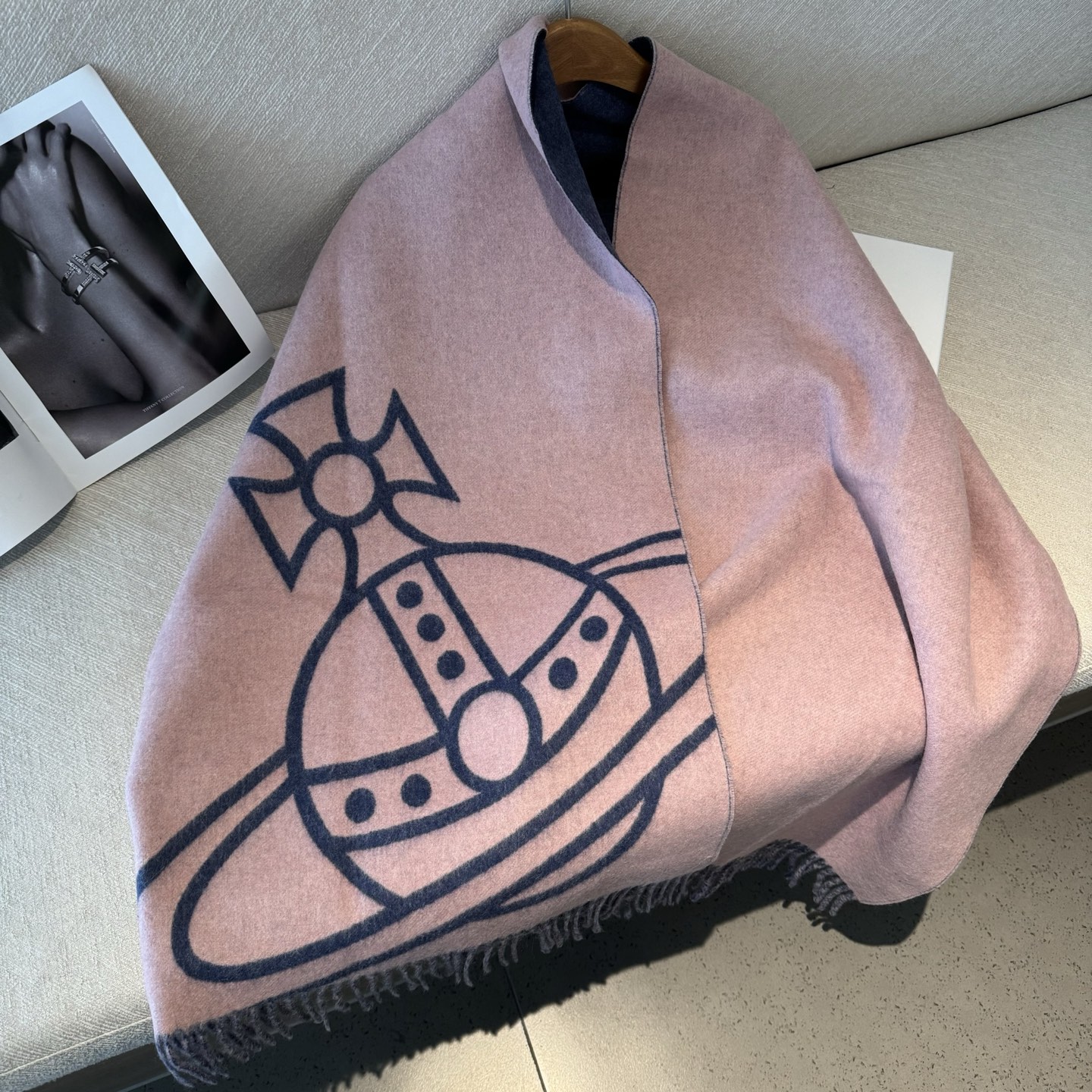 💟高品质到货！ 西太后超美新款双面围巾！超级推荐入手！质感好货！据说超难买哦！！做工非常精致，很有分量，