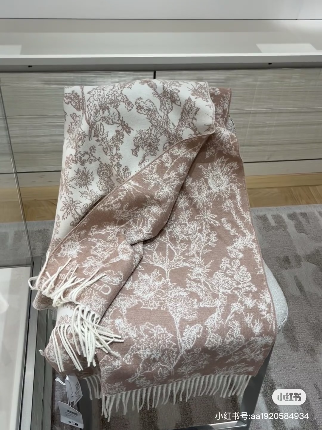 新款到 这款Sauvage 茹伊印花围巾全新演绎 Dior 经典图案。采用山羊绒和羊毛混纺面料精心制作，