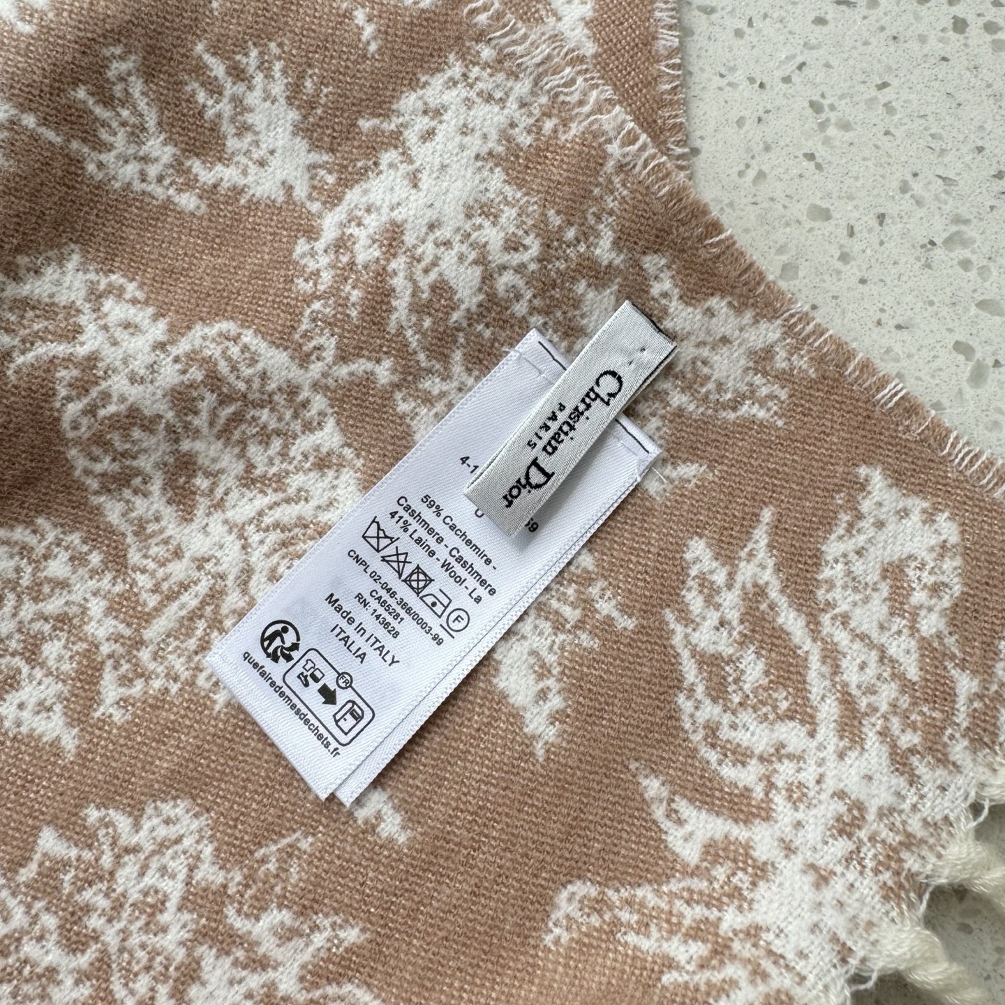 Dior 新款到 这款Sauvage 茹伊印花围巾全新演绎 Dior 图案 采用山羊绒和羊毛混纺面料精心制作
