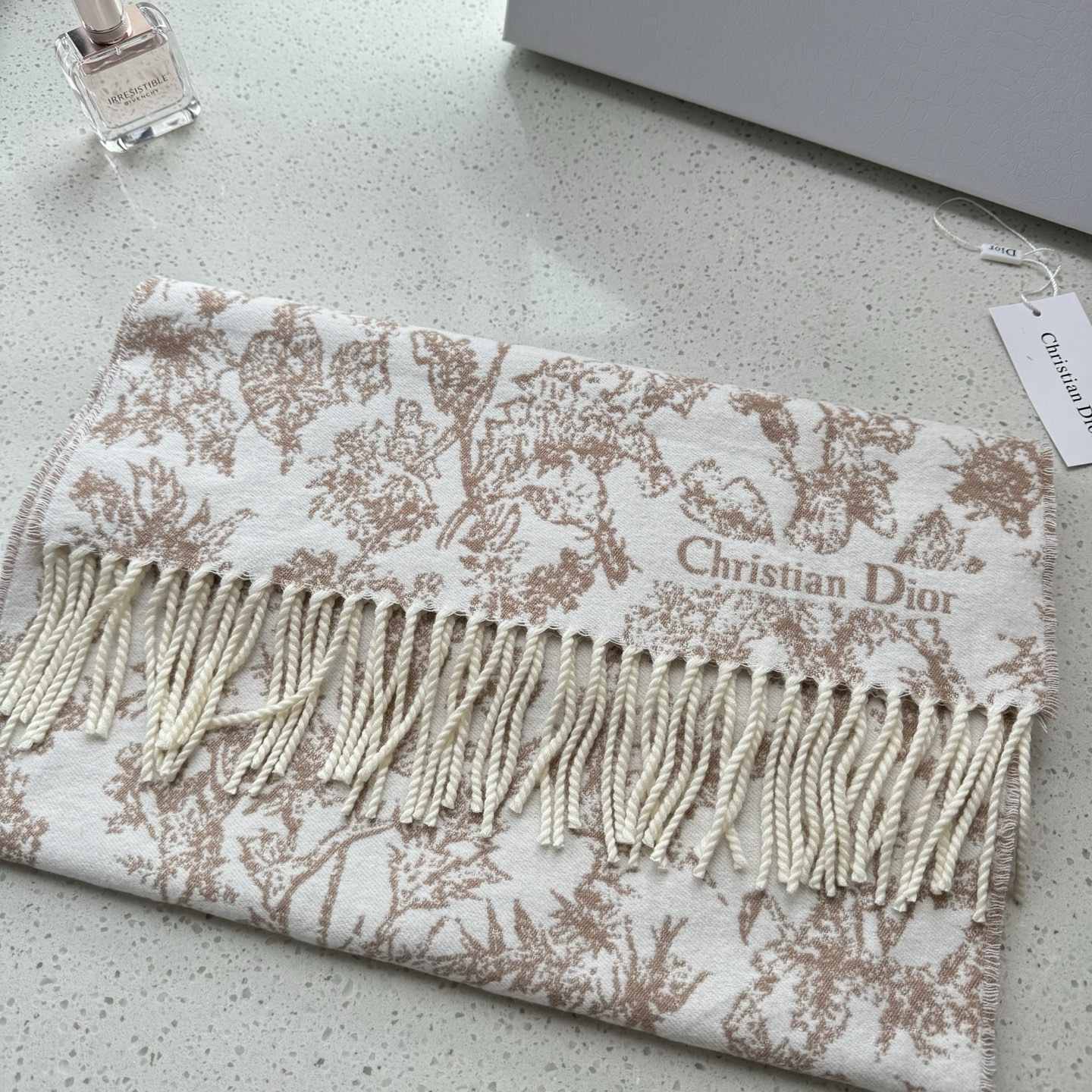 Dior 新款到 这款Sauvage 茹伊印花围巾全新演绎 Dior 图案 采用山羊绒和羊毛混纺面料精心制作