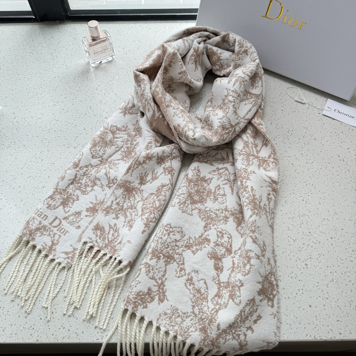 Dior 新款到 这款Sauvage 茹伊印花围巾全新演绎 Dior 图案 采用山羊绒和羊毛混纺面料精心制作