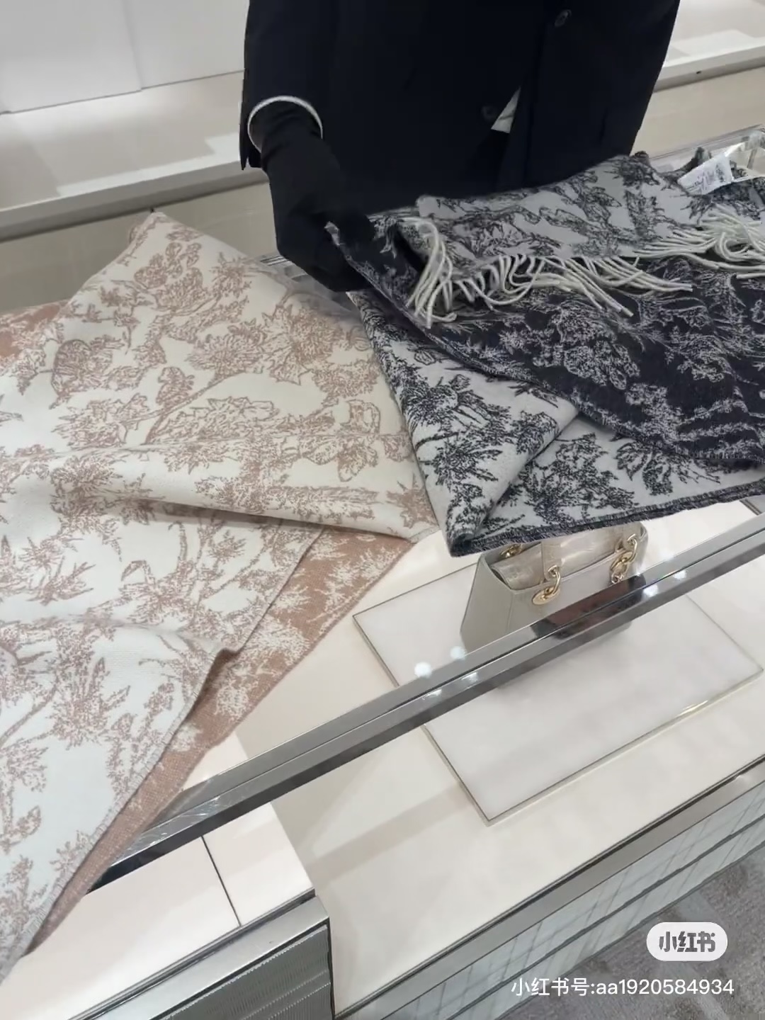 新款到 这款Sauvage 茹伊印花围巾全新演绎 Dior 经典图案。采用山羊绒和羊毛混纺面料精心制作，