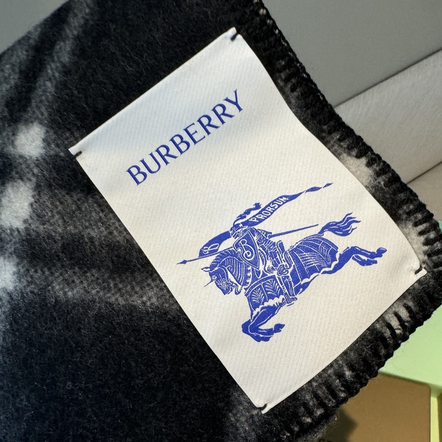 高品质出货 👍。好卖🎁冬天的尾巴黑马围巾全智贤同款巴宝莉格纹帽子羔毛围巾上架秒空！100%羊绒 ！尺寸：