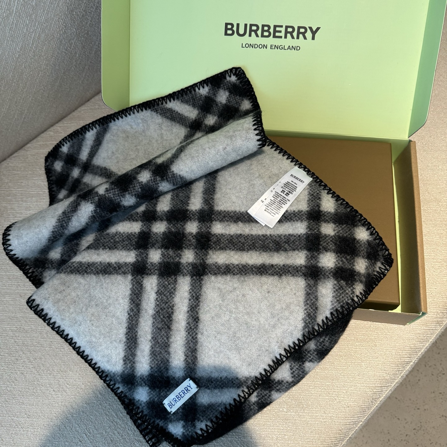 高品质出货 👍。好卖🎁冬天的尾巴黑马围巾全智贤同款巴宝莉格纹帽子羔毛围巾上架秒空！100%羊绒 ！尺寸：