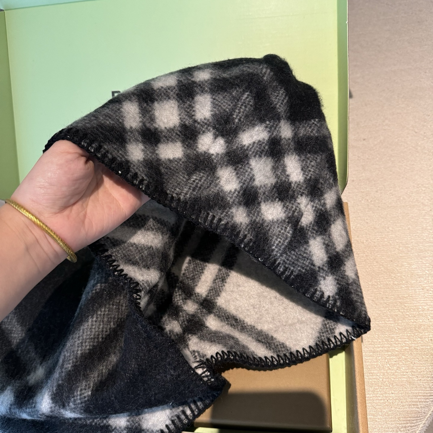 高品质出货 👍。好卖🎁冬天的尾巴黑马围巾全智贤同款巴宝莉格纹帽子羔毛围巾上架秒空！100%羊绒 ！尺寸：