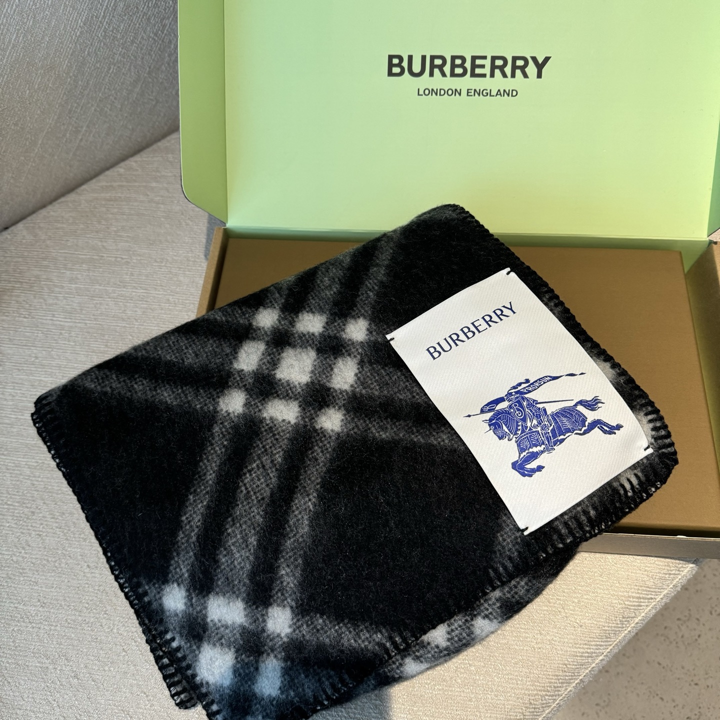 高品质出货 👍。好卖🎁冬天的尾巴黑马围巾全智贤同款巴宝莉格纹帽子羔毛围巾上架秒空！100%羊绒 ！尺寸：