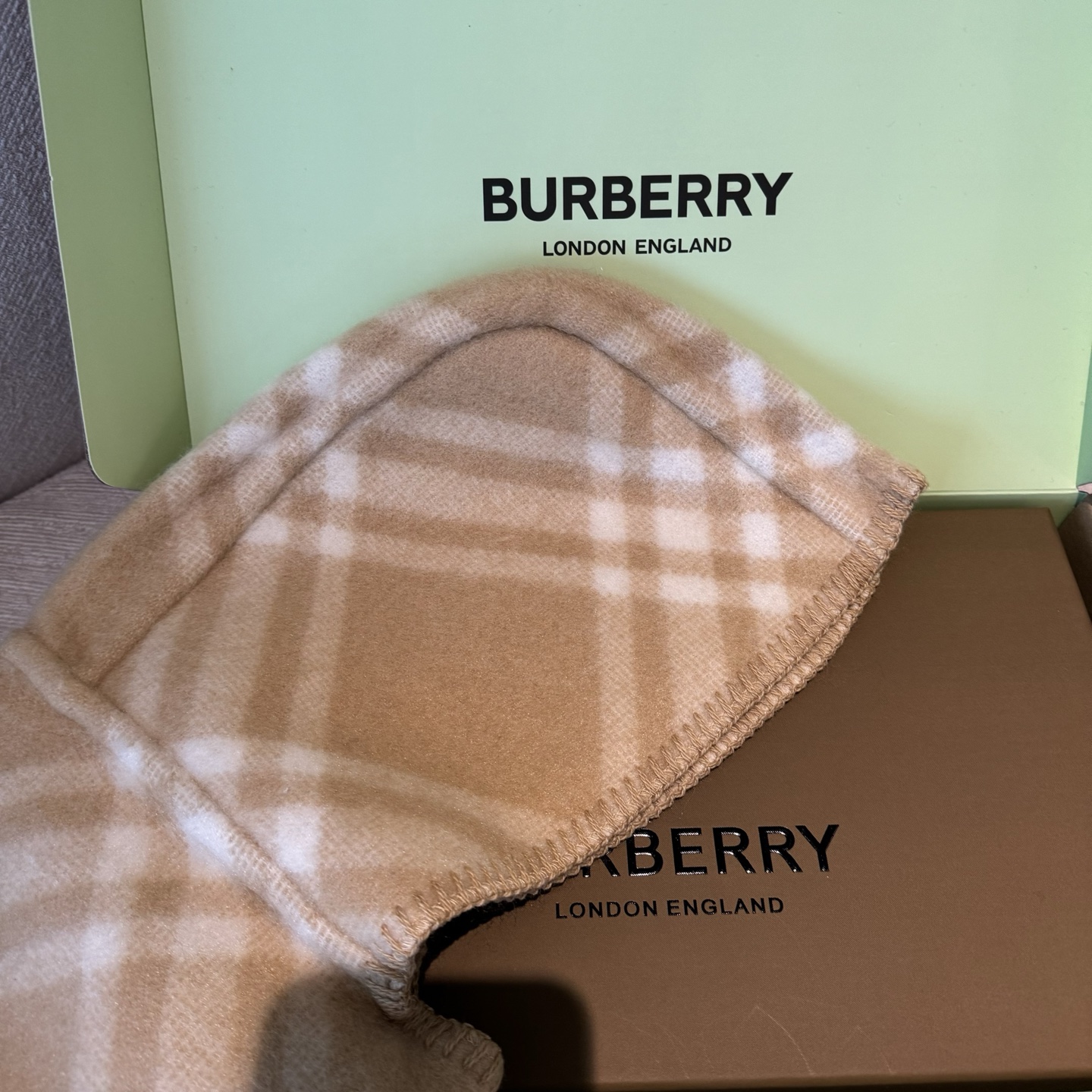 高品质出货 👍。好卖🎁冬天的尾巴黑马围巾全智贤同款巴宝莉格纹帽子羔毛围巾上架秒空！100%羊绒 ！尺寸：