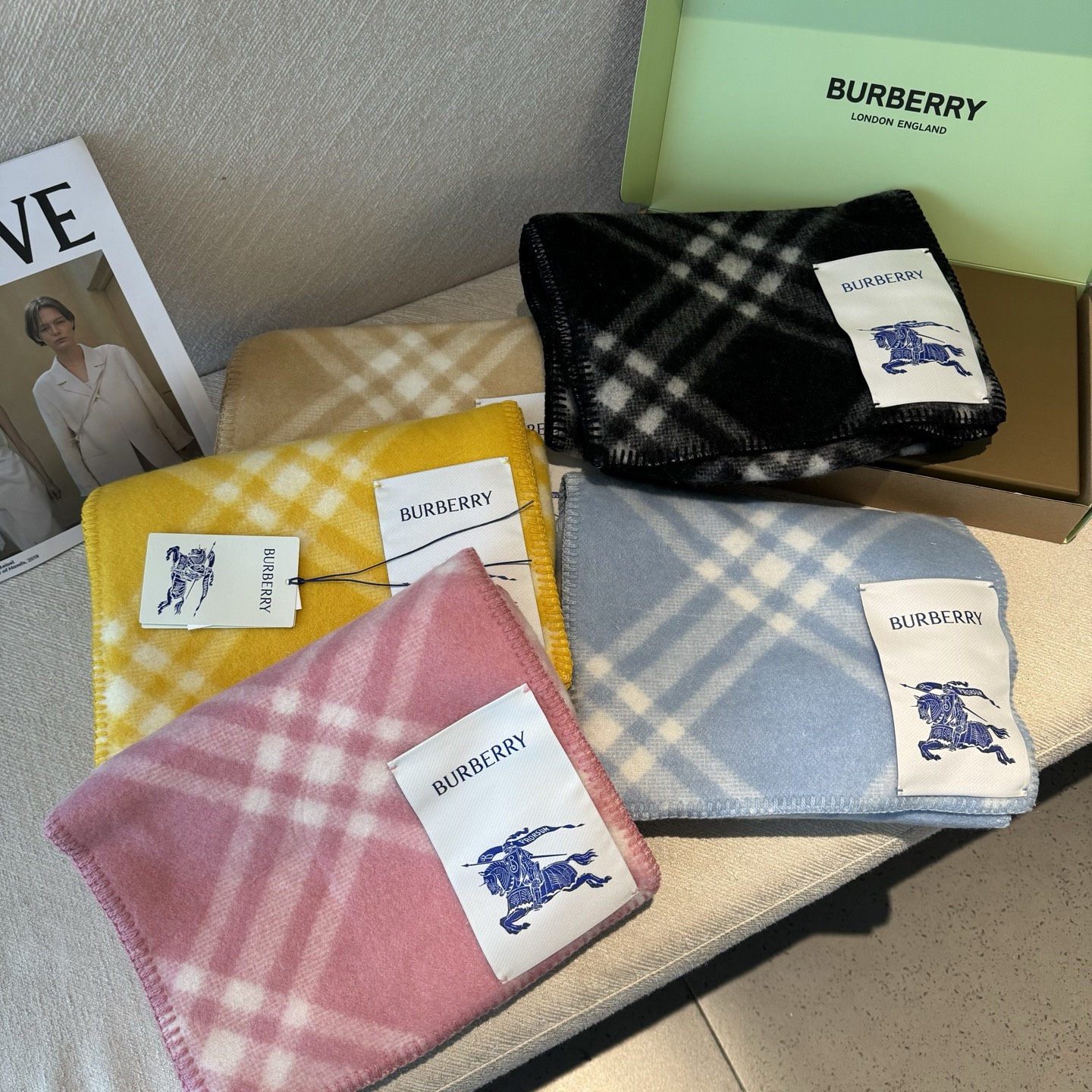 高品质出货 👍。好卖🎁冬天的尾巴黑马围巾全智贤同款巴宝莉格纹帽子羔毛围巾上架秒空！100%羊绒 ！尺寸：