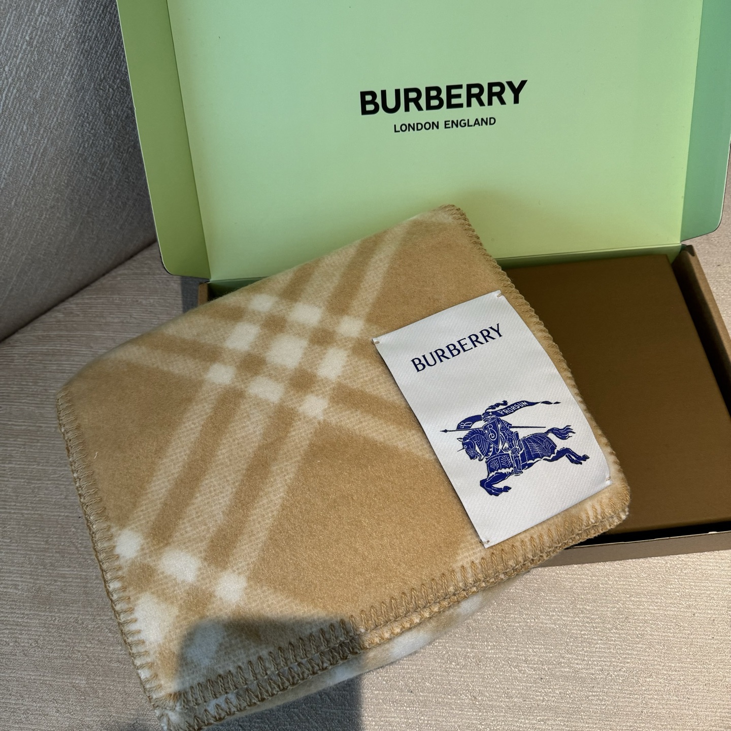 高品质出货 👍。好卖🎁冬天的尾巴黑马围巾全智贤同款巴宝莉格纹帽子羔毛围巾上架秒空！100%羊绒 ！尺寸：