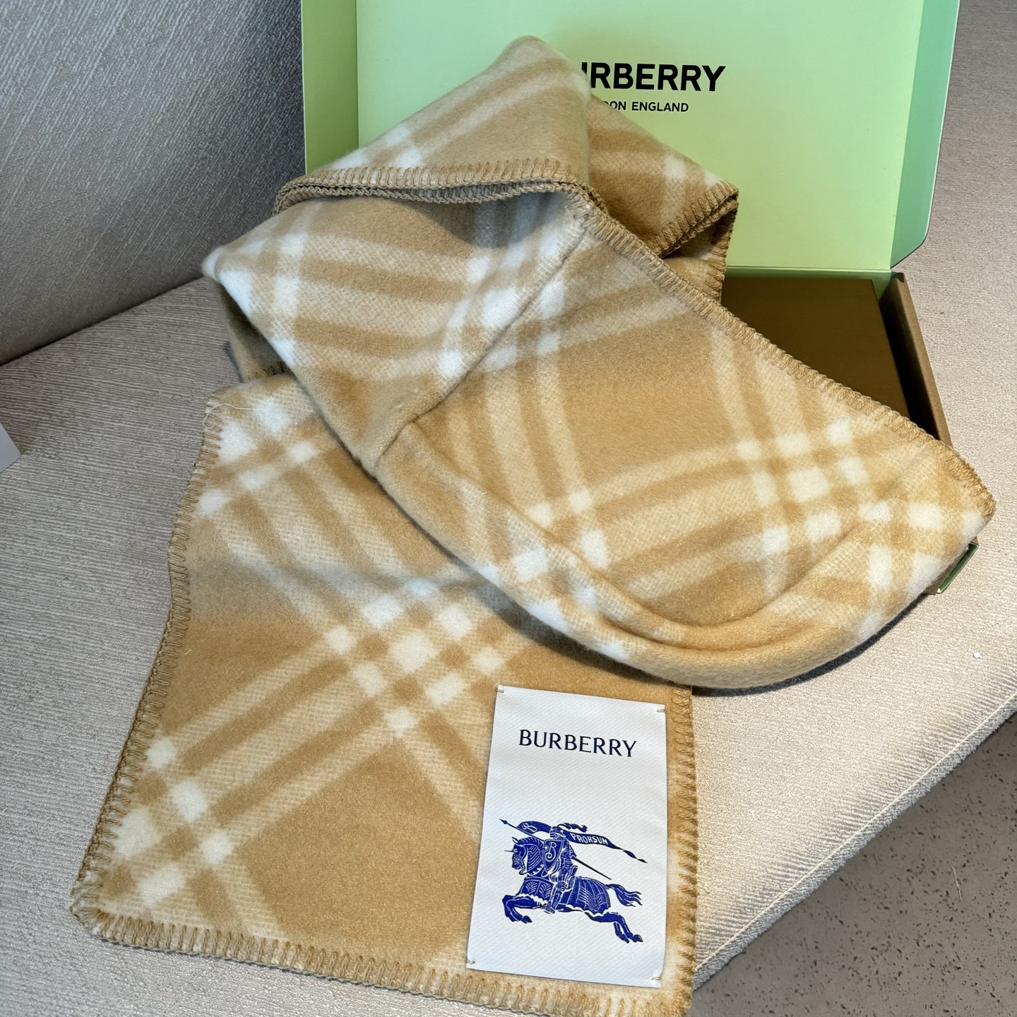 高品质出货 👍。好卖🎁冬天的尾巴黑马围巾全智贤同款巴宝莉格纹帽子羔毛围巾上架秒空！100%羊绒 ！尺寸：