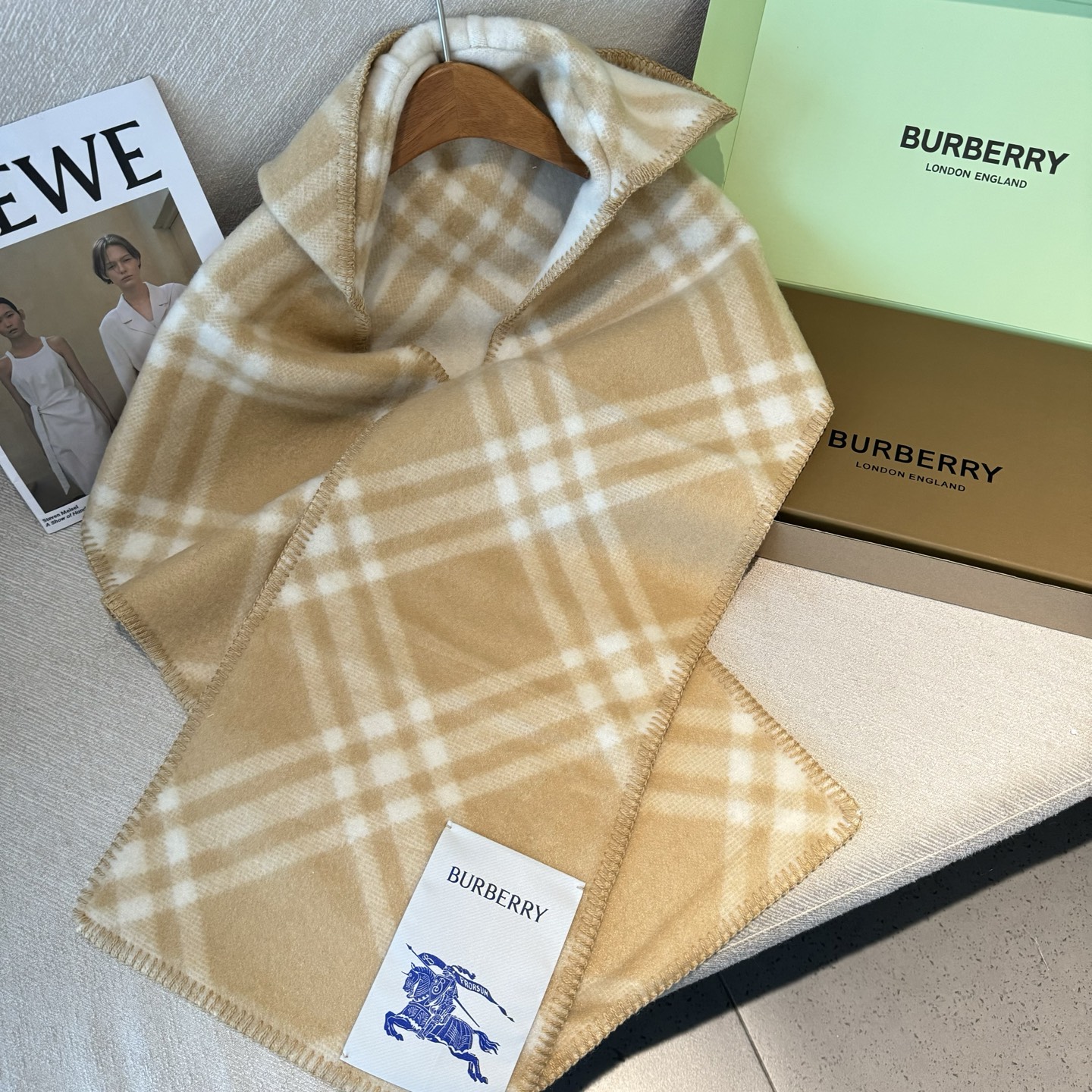 高品质出货 👍。好卖🎁冬天的尾巴黑马围巾全智贤同款巴宝莉格纹帽子羔毛围巾上架秒空！100%羊绒 ！尺寸：