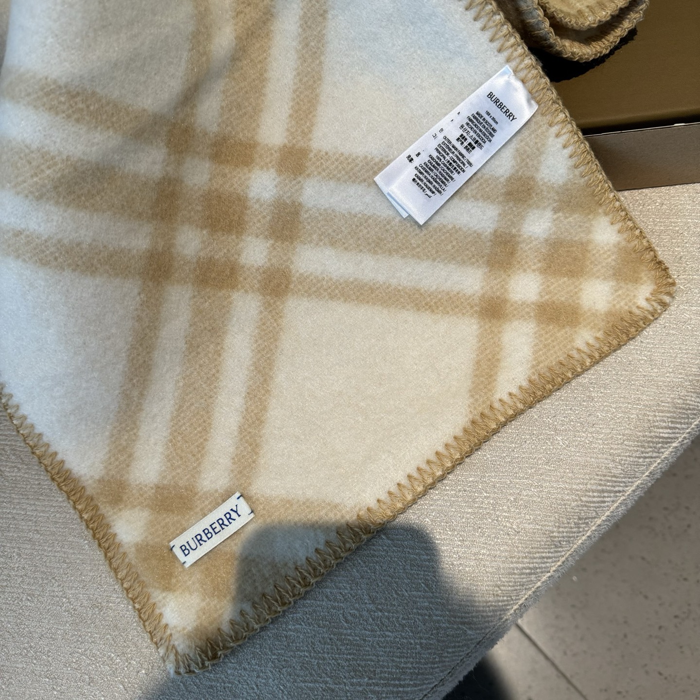 高品质出货 👍。好卖🎁冬天的尾巴黑马围巾全智贤同款巴宝莉格纹帽子羔毛围巾上架秒空！100%羊绒 ！尺寸：