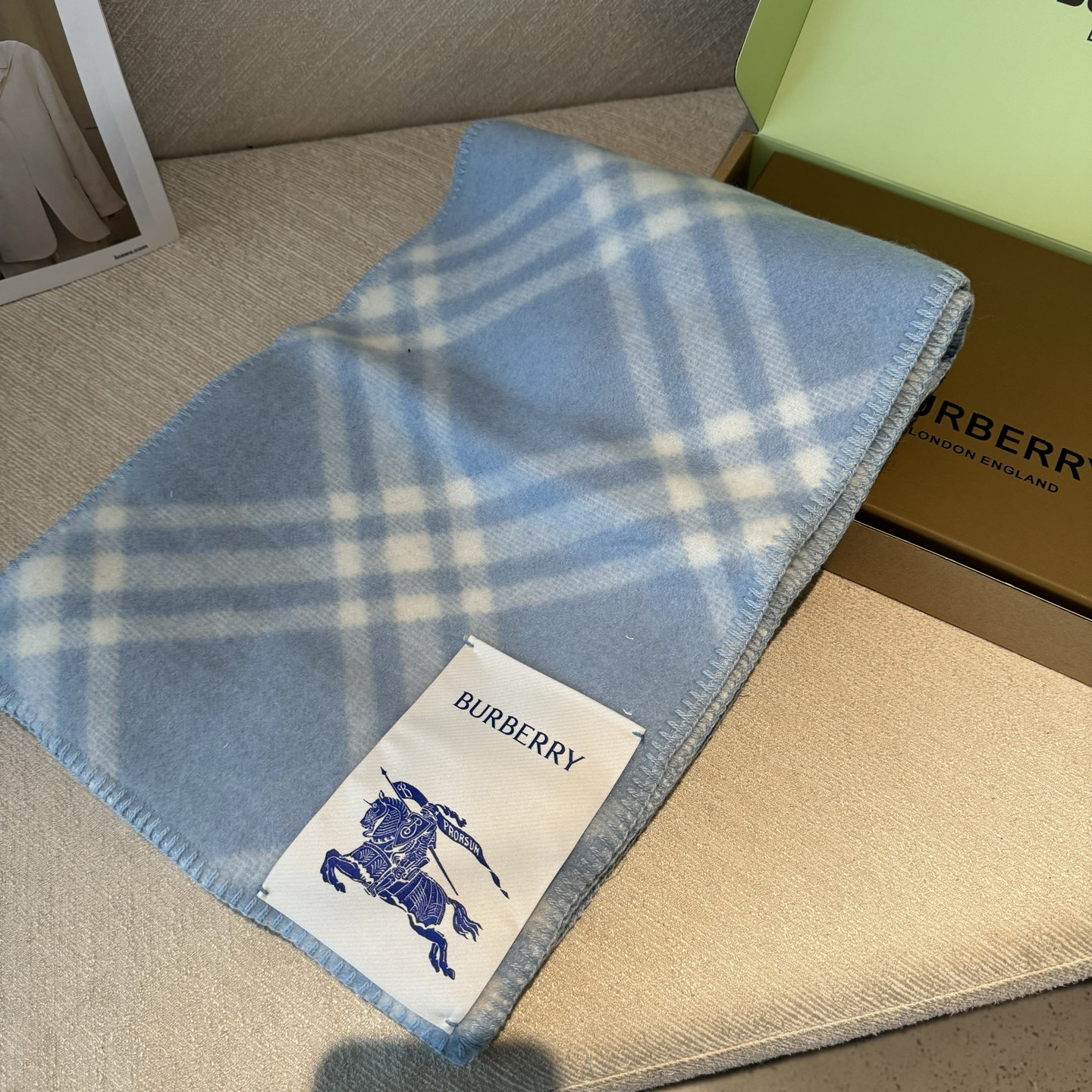 高品质出货 👍。好卖🎁冬天的尾巴黑马围巾全智贤同款巴宝莉格纹帽子羔毛围巾上架秒空！100%羊绒 ！尺寸：