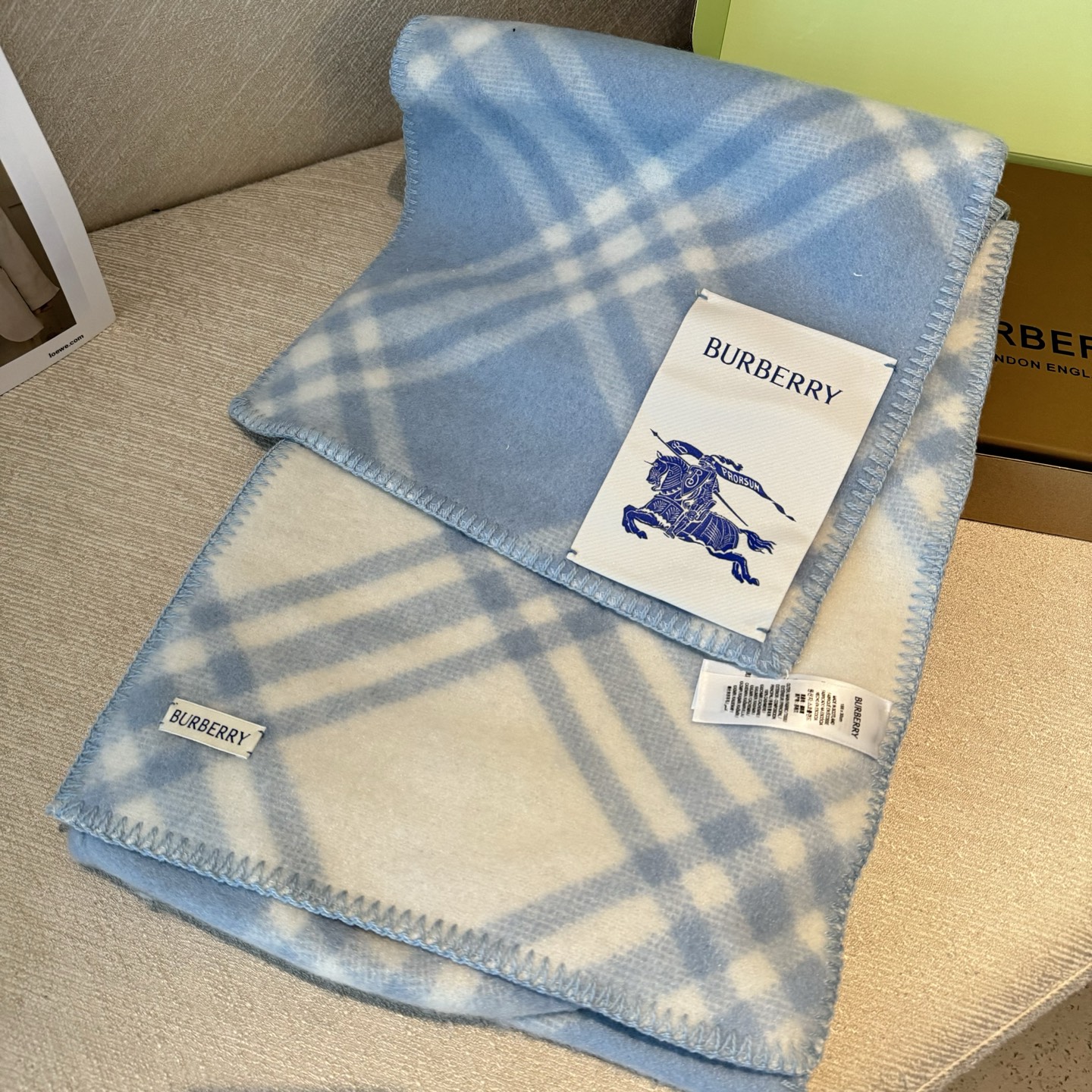 高品质出货 👍。好卖🎁冬天的尾巴黑马围巾全智贤同款巴宝莉格纹帽子羔毛围巾上架秒空！100%羊绒 ！尺寸：