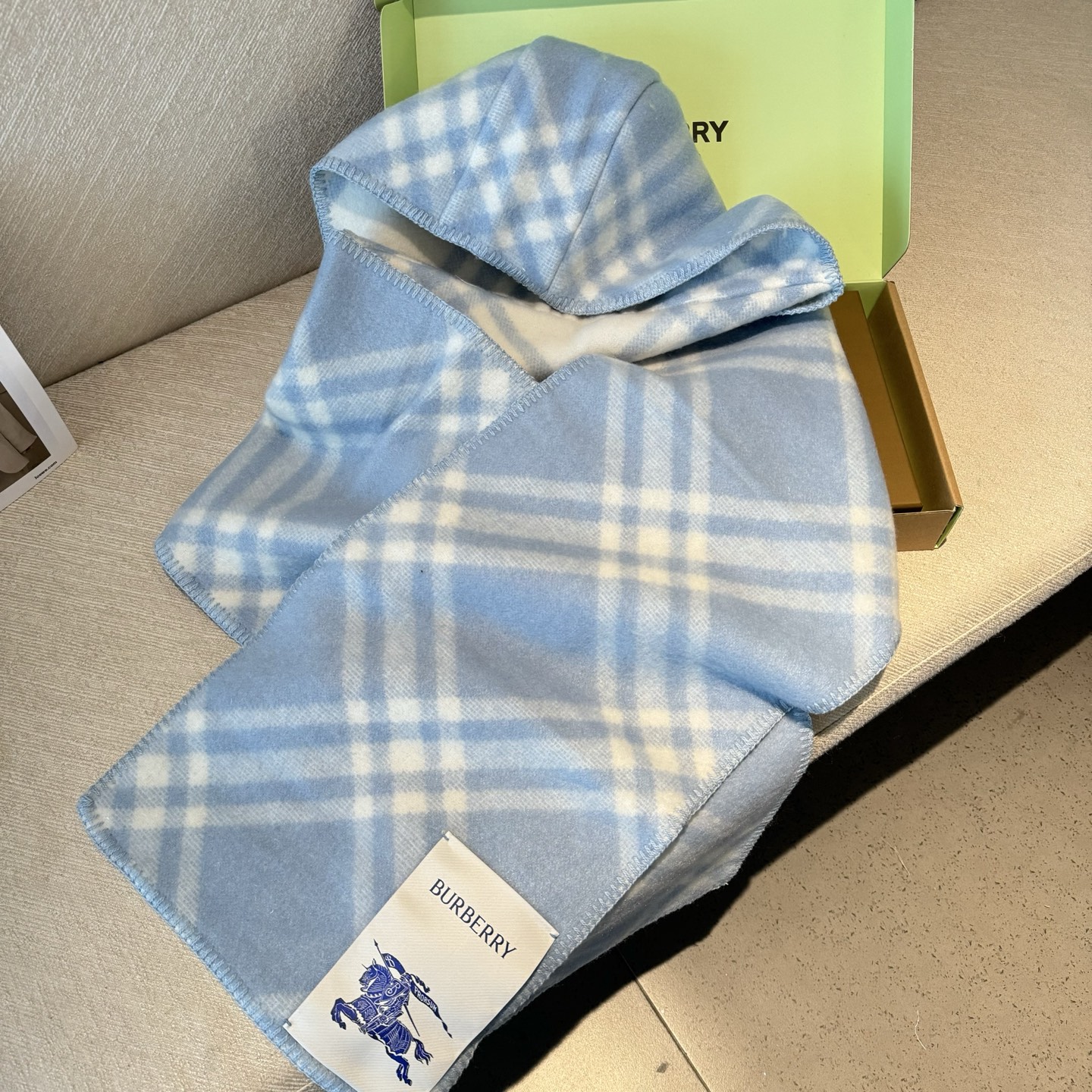 高品质出货 👍。好卖🎁冬天的尾巴黑马围巾全智贤同款巴宝莉格纹帽子羔毛围巾上架秒空！100%羊绒 ！尺寸：