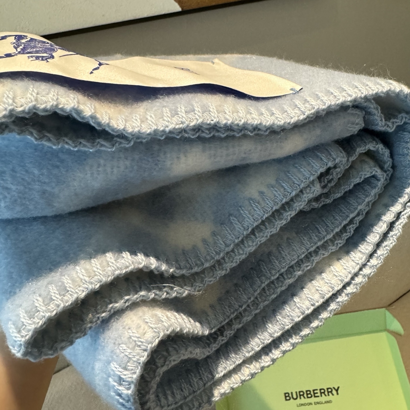 高品质出货 👍。好卖🎁冬天的尾巴黑马围巾全智贤同款巴宝莉格纹帽子羔毛围巾上架秒空！100%羊绒 ！尺寸：