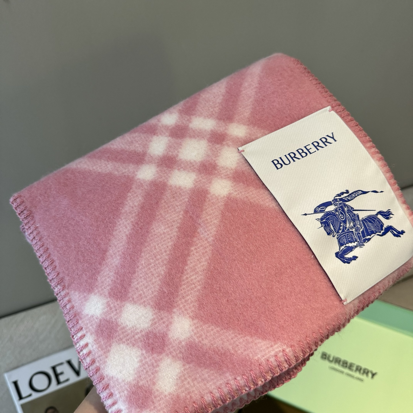 高品质出货 👍。好卖🎁冬天的尾巴黑马围巾全智贤同款巴宝莉格纹帽子羔毛围巾上架秒空！100%羊绒 ！尺寸：