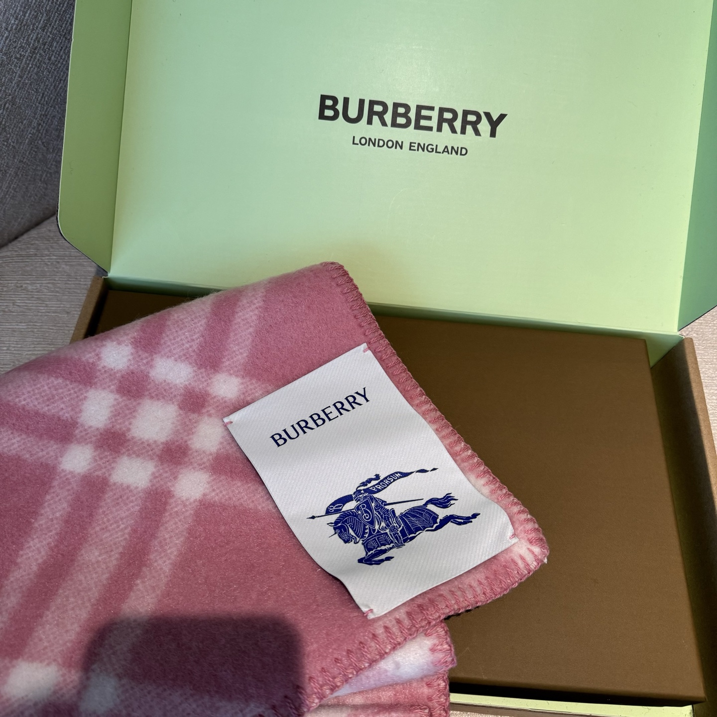 高品质出货 👍。好卖🎁冬天的尾巴黑马围巾全智贤同款巴宝莉格纹帽子羔毛围巾上架秒空！100%羊绒 ！尺寸：