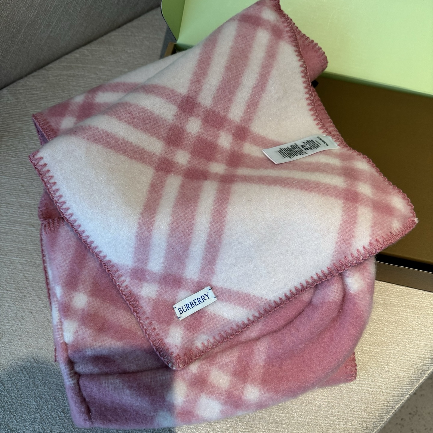 高品质出货 👍。好卖🎁冬天的尾巴黑马围巾全智贤同款巴宝莉格纹帽子羔毛围巾上架秒空！100%羊绒 ！尺寸：