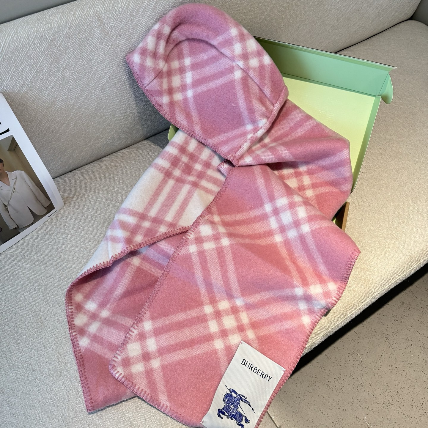 高品质出货 👍。好卖🎁冬天的尾巴黑马围巾全智贤同款巴宝莉格纹帽子羔毛围巾上架秒空！100%羊绒 ！尺寸：