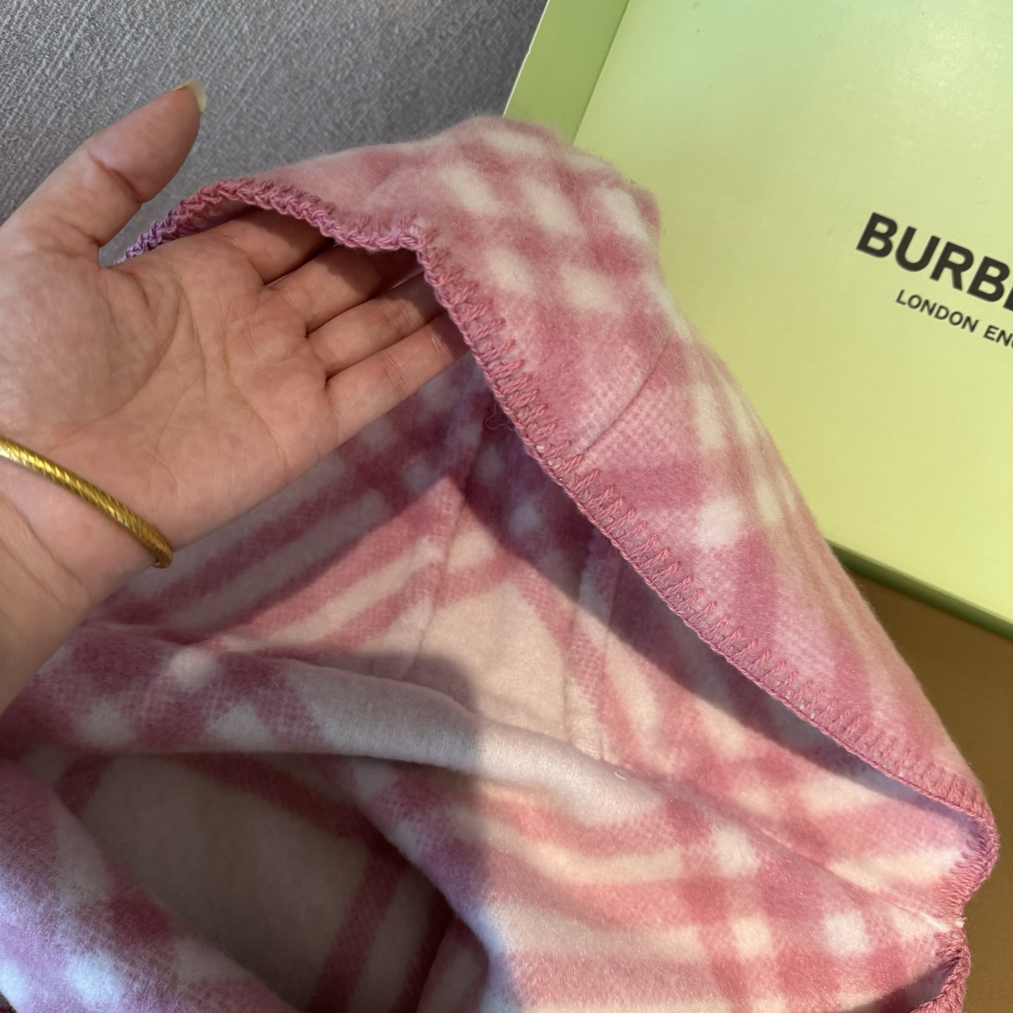 高品质出货 👍。好卖🎁冬天的尾巴黑马围巾全智贤同款巴宝莉格纹帽子羔毛围巾上架秒空！100%羊绒 ！尺寸：