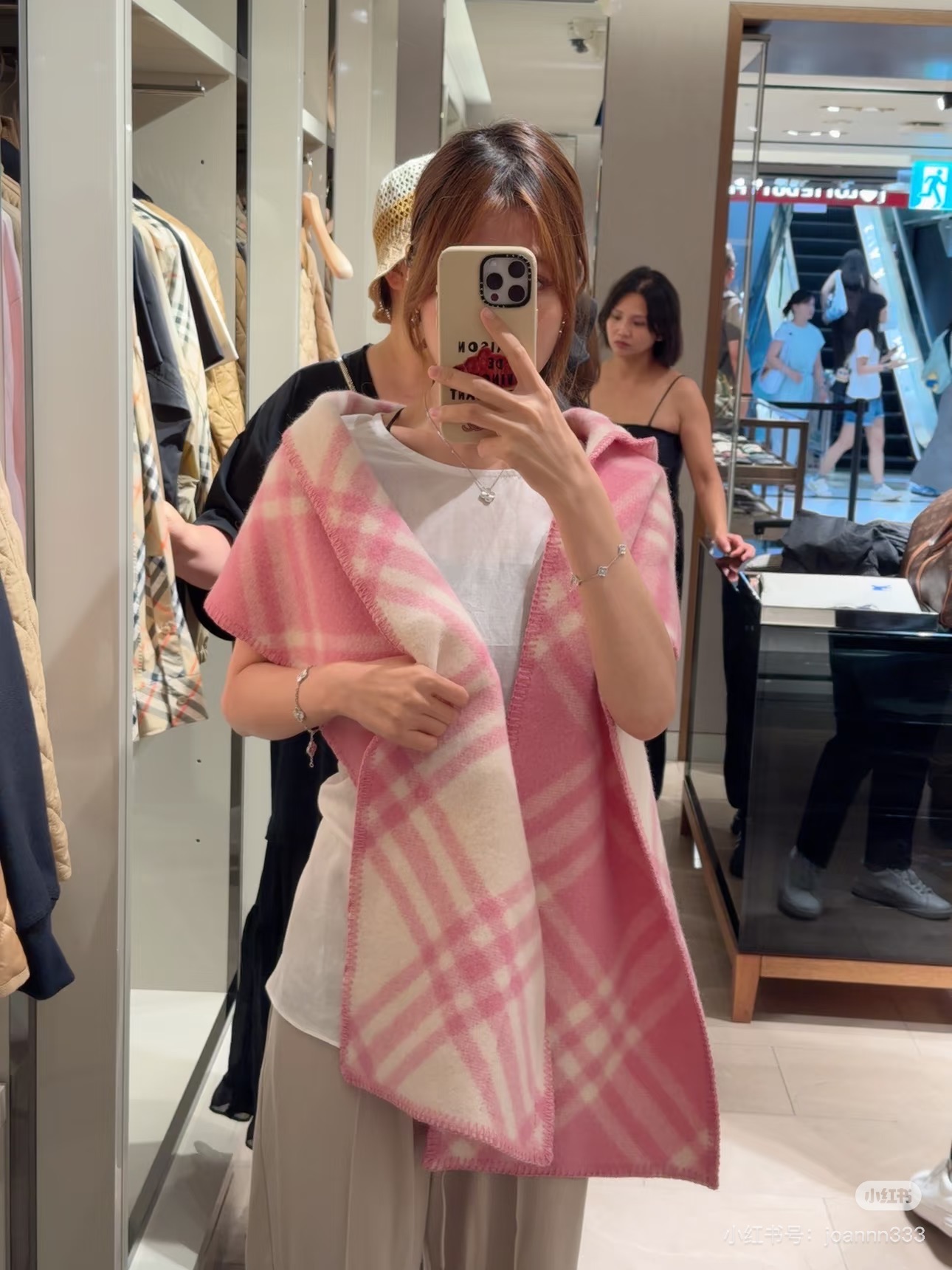 高品质出货 👍。好卖🎁冬天的尾巴黑马围巾全智贤同款巴宝莉格纹帽子羔毛围巾上架秒空！100%羊绒 ！尺寸：