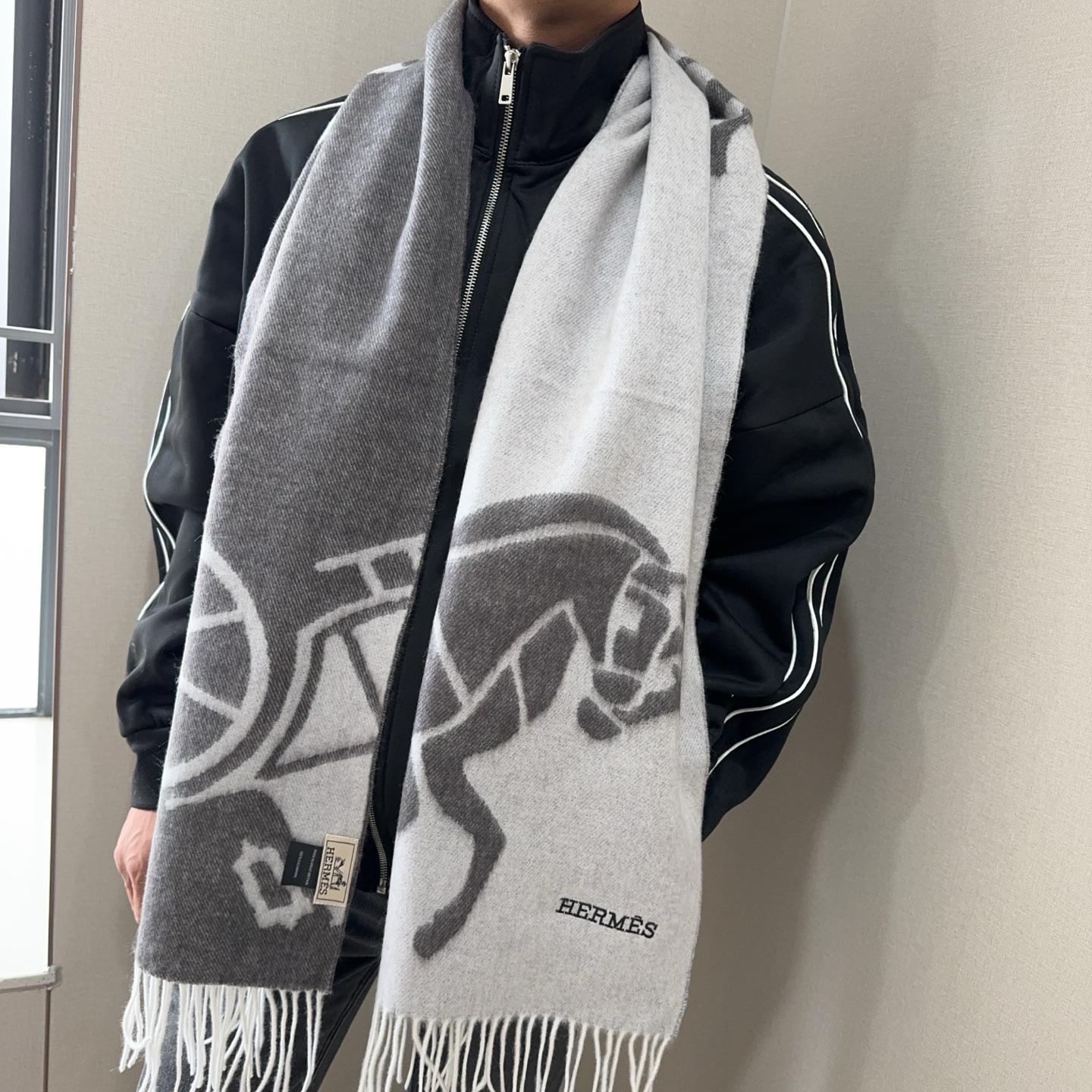 Hermès Unisex Cashmere Scarf: Classic Design, Timeless Style, 30 x 180 cm